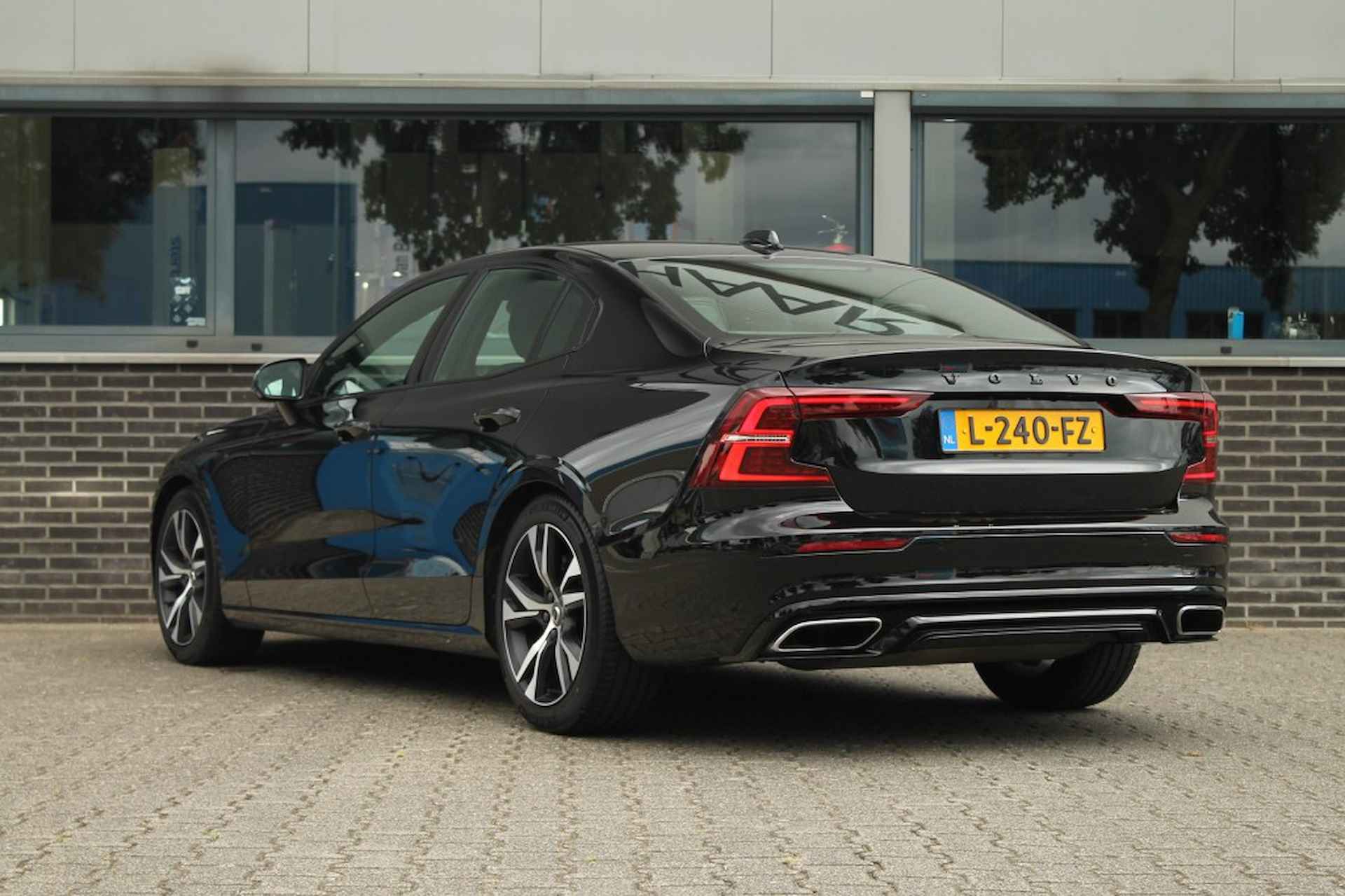 VOLVO S60 2.0 B4 R-Design - Pilot assist - Stoelverwarming - Trekhaak - 3/52