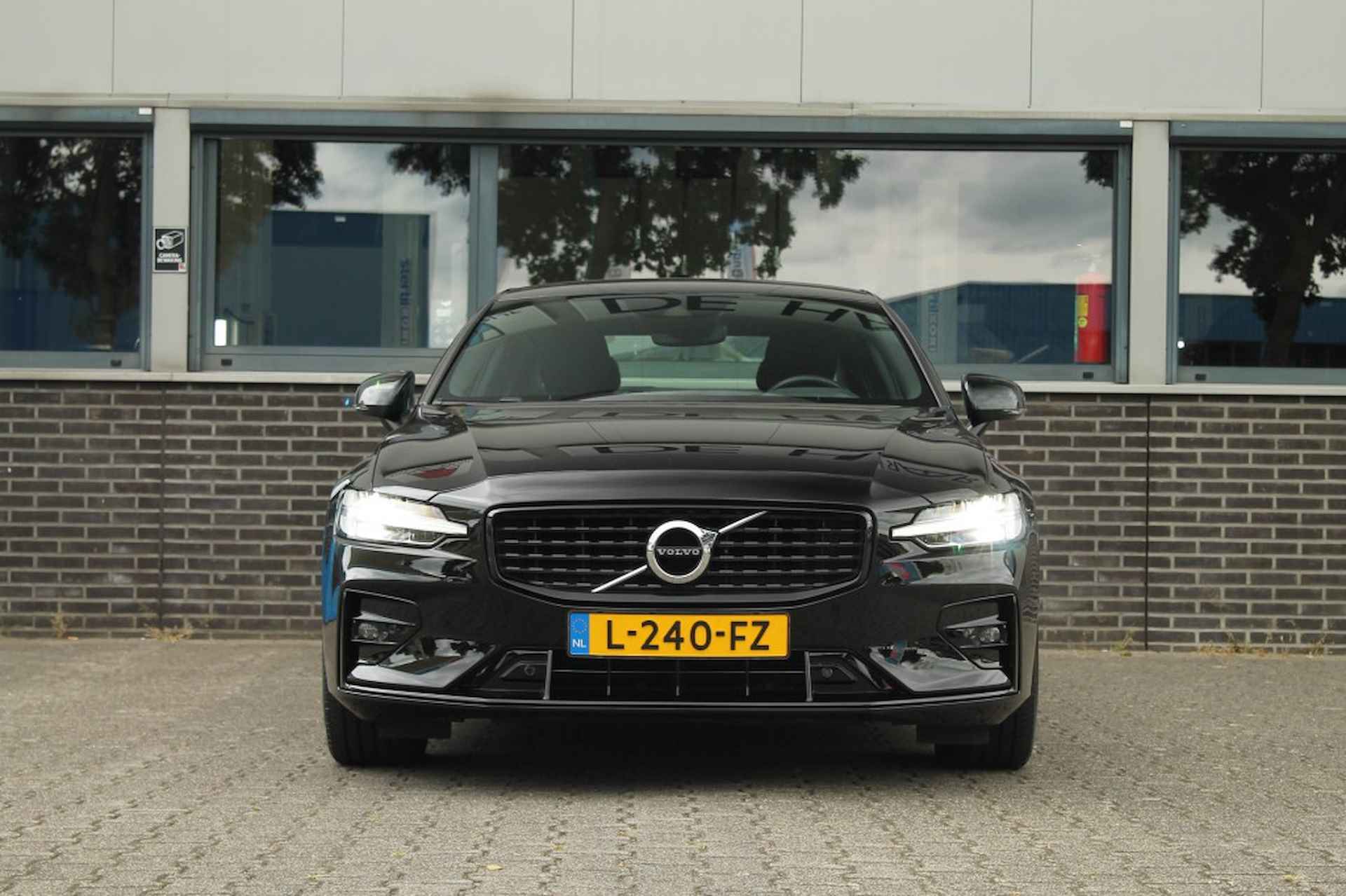 VOLVO S60 2.0 B4 R-Design - Pilot assist - Stoelverwarming - Trekhaak - 15/52