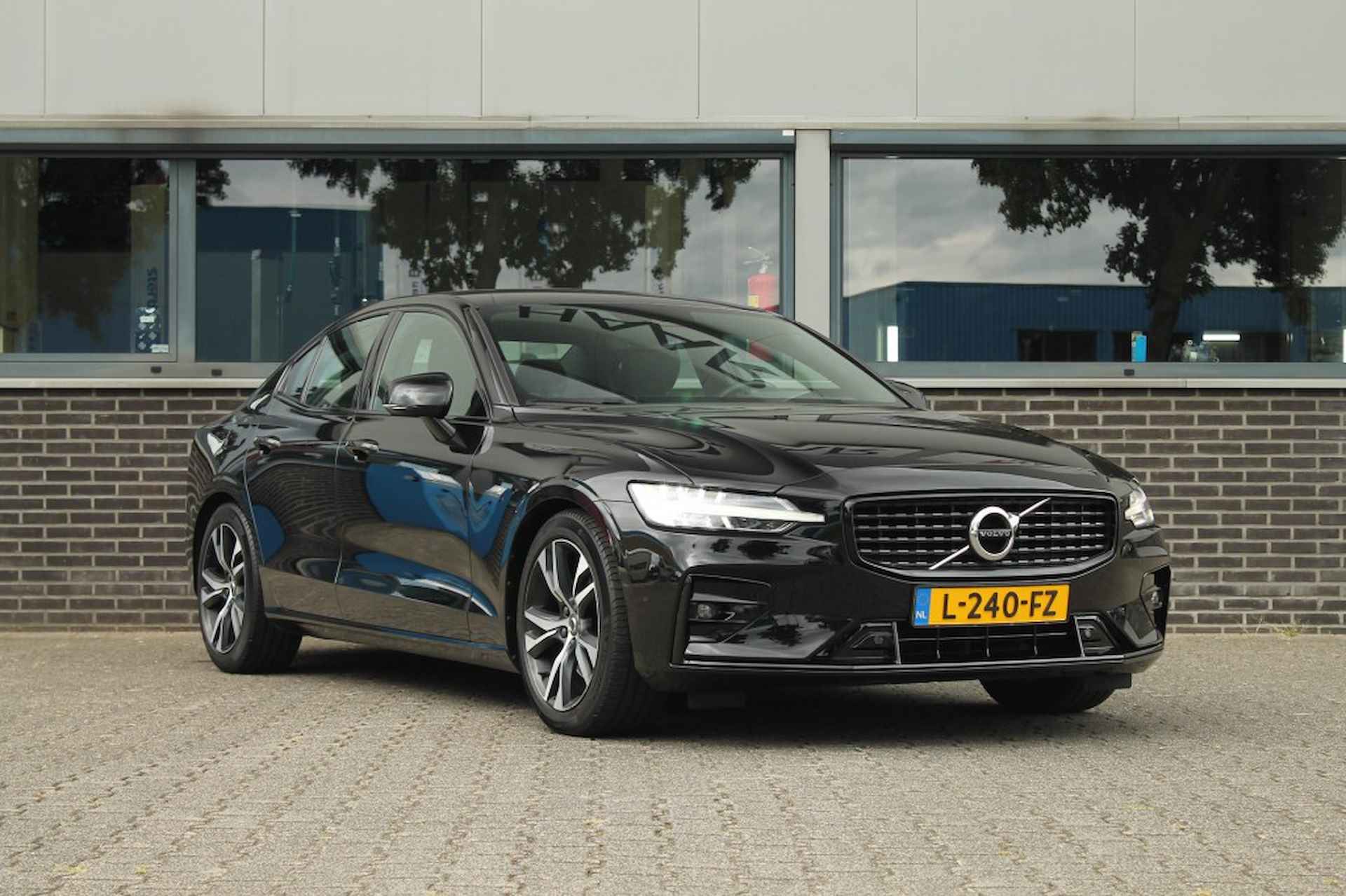 VOLVO S60 2.0 B4 R-Design - Pilot assist - Stoelverwarming - Trekhaak - 18/52