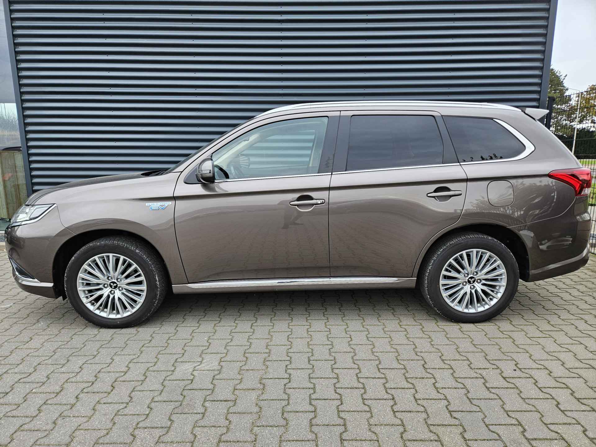 Mitsubishi Outlander 2.4 Intense+ Plug In Hybrid Dealer O.H PHEV | Alcantara Sportstoelen Verwarmd | Keyless | Apple Carplay | DAB | Cruise Control | - 3/16