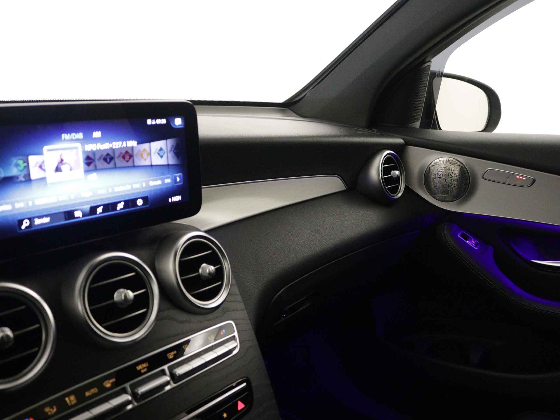 Mercedes-Benz GLC 300 e 4-MATIC AMG NIghtpakket | Schuifdak | Burmester audio | 360 gr Camera | Sfeerverlichting | Augmented reality | LED | Inclusief 24 maanden Mercedes-Benz Certified garantie voor Europa. - 7/40