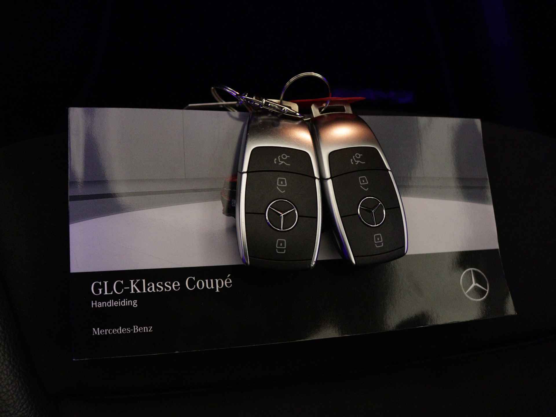 Mercedes-Benz GLC 300 e 4-MATIC AMG NIghtpakket | Schuifdak | Burmester audio | 360 gr Camera | Sfeerverlichting | Augmented reality | LED | Inclusief 24 maanden Mercedes-Benz Certified garantie voor Europa. - 12/40