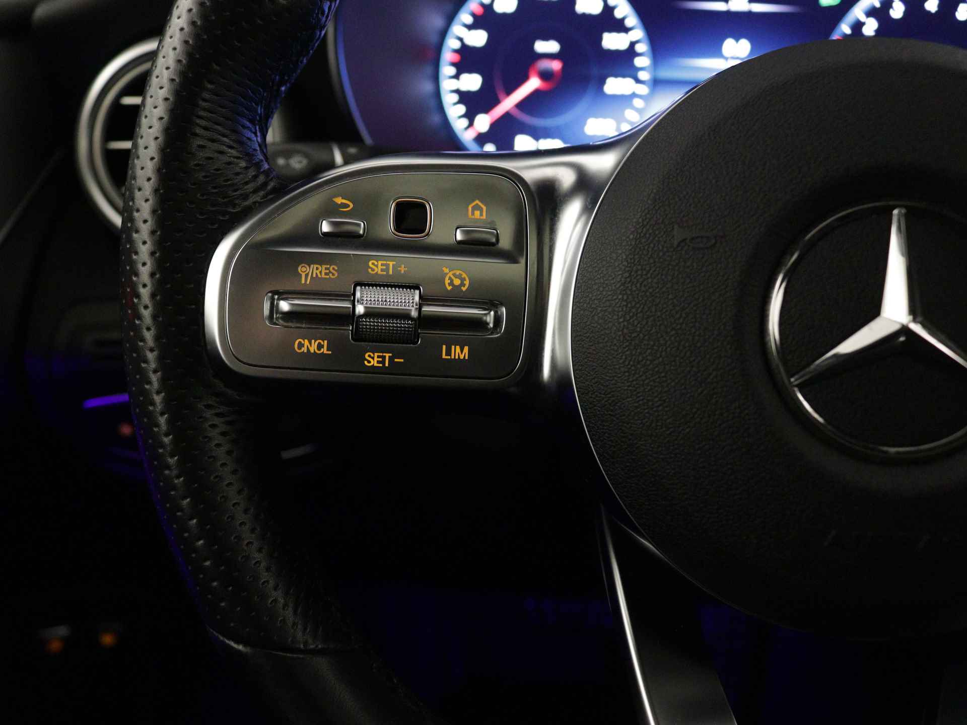 Mercedes-Benz GLC 300 e 4-MATIC AMG NIghtpakket | Schuifdak | Burmester audio | 360 gr Camera | Sfeerverlichting | Augmented reality | LED | Inclusief 24 maanden Mercedes-Benz Certified garantie voor Europa. - 19/40