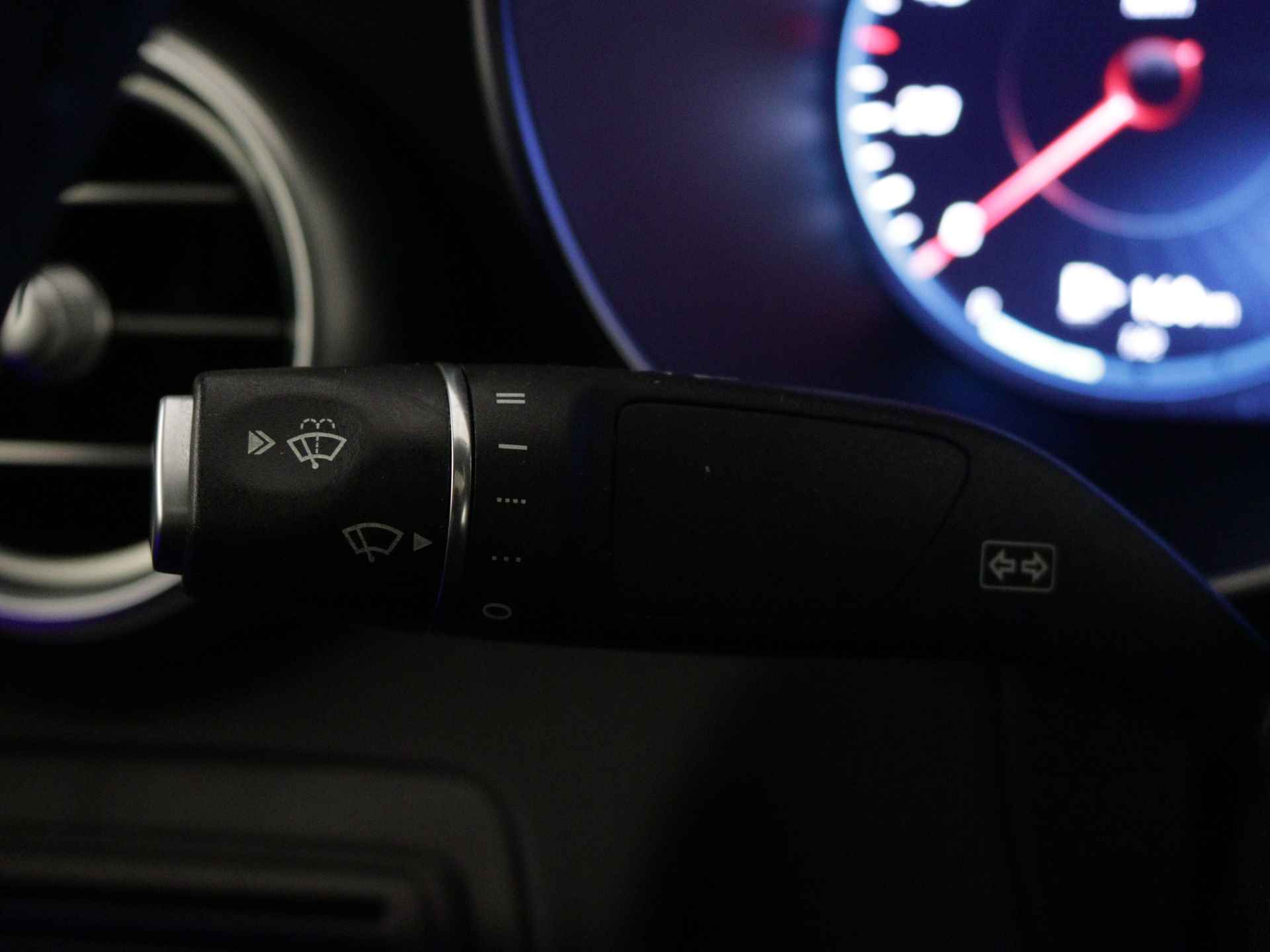 Mercedes-Benz GLC 300 e 4-MATIC AMG NIghtpakket | Schuifdak | Burmester audio | 360 gr Camera | Sfeerverlichting | Augmented reality | LED | Inclusief 24 maanden Mercedes-Benz Certified garantie voor Europa. - 21/40