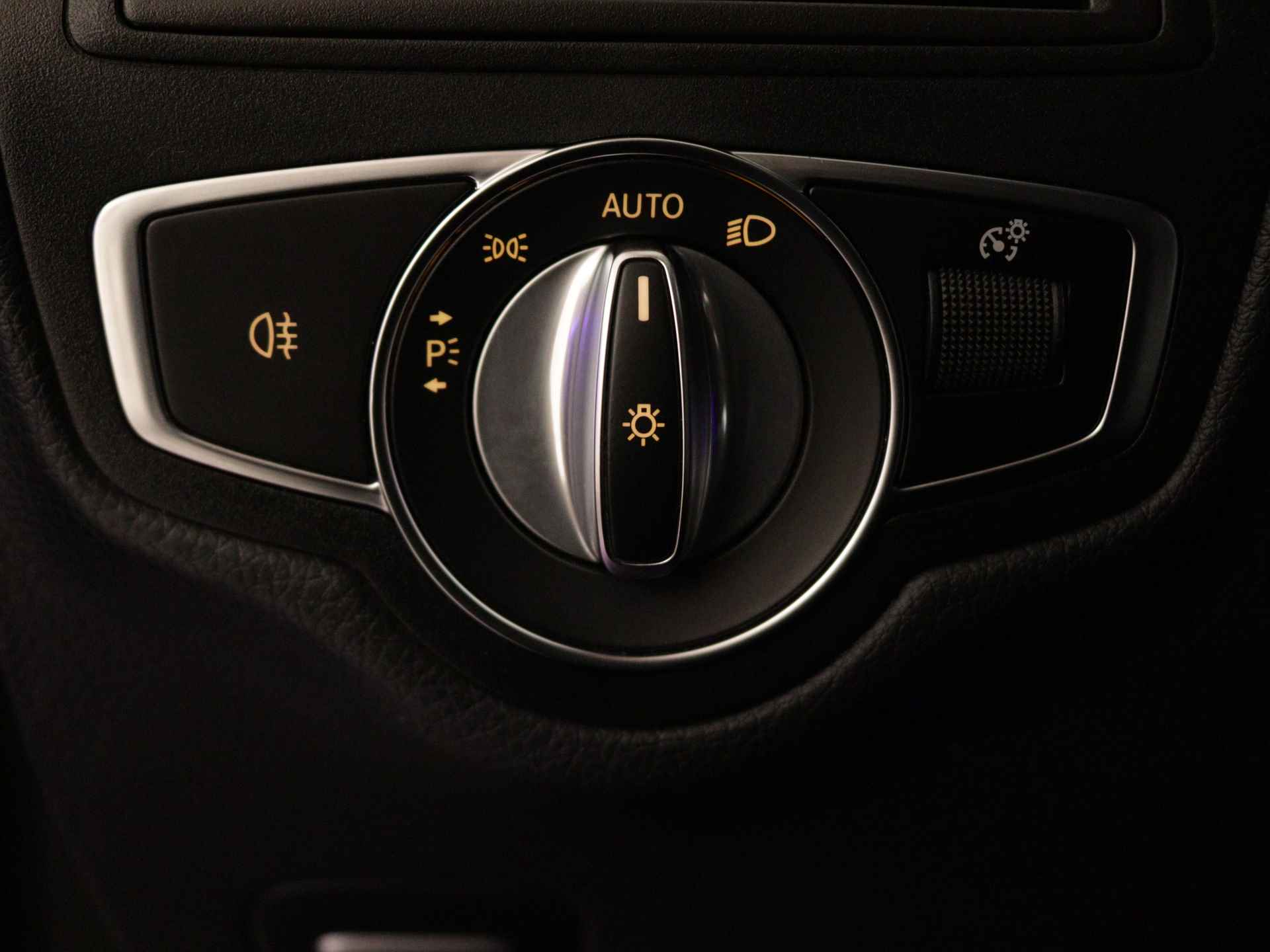Mercedes-Benz GLC 300 e 4-MATIC AMG NIghtpakket | Schuifdak | Burmester audio | 360 gr Camera | Sfeerverlichting | Augmented reality | LED | Inclusief 24 maanden Mercedes-Benz Certified garantie voor Europa. - 29/40
