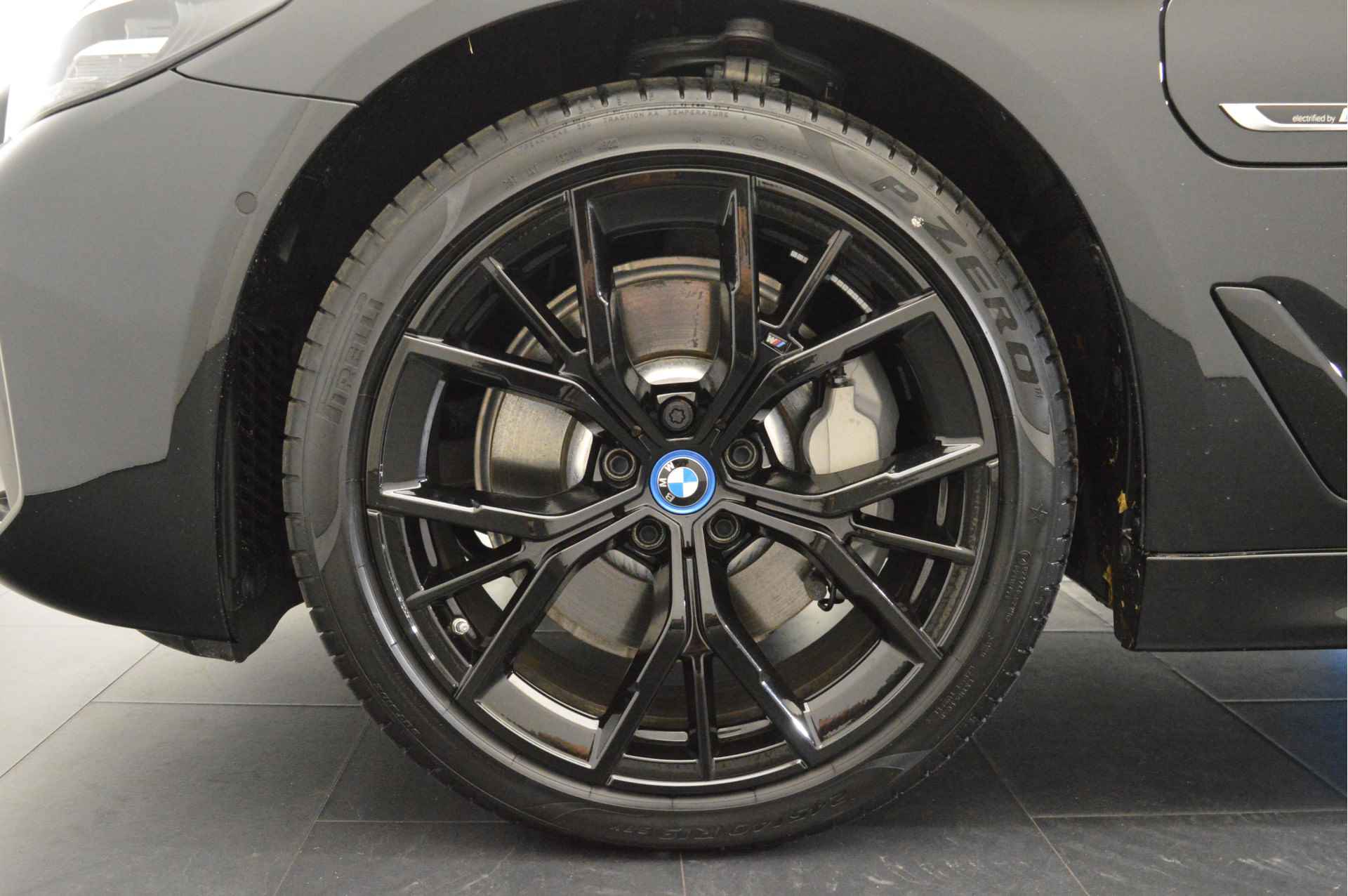 BMW 5 Serie 530e High Executive M Sport Automaat / Trekhaak / Active Cruise Control / Head-Up / Parking Assistant / Comfort Access / Comfortstoelen - 5/24