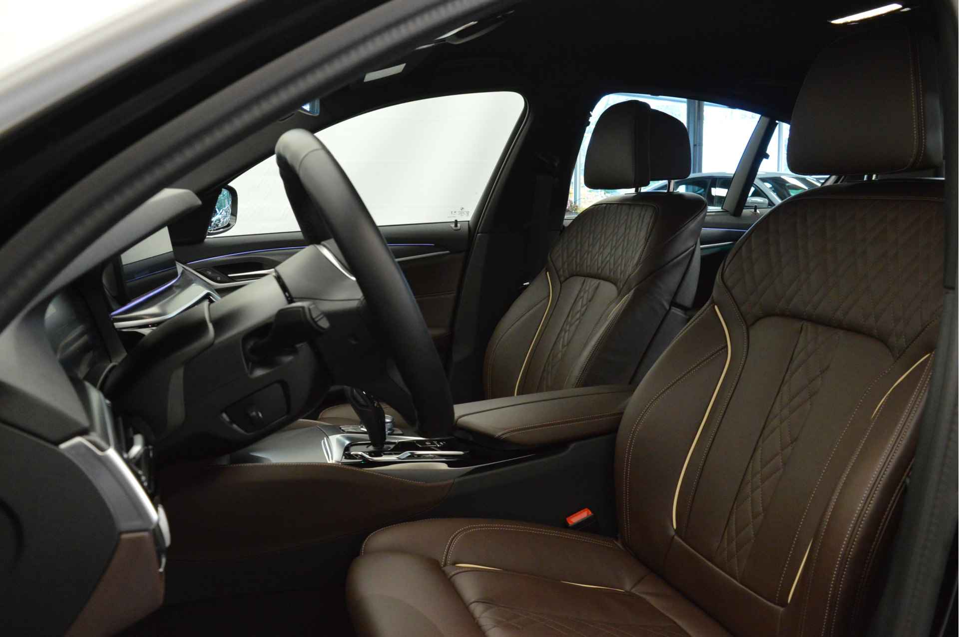 BMW 5 Serie 530e High Executive M Sport Automaat / Trekhaak / Active Cruise Control / Head-Up / Parking Assistant / Comfort Access / Comfortstoelen - 8/24