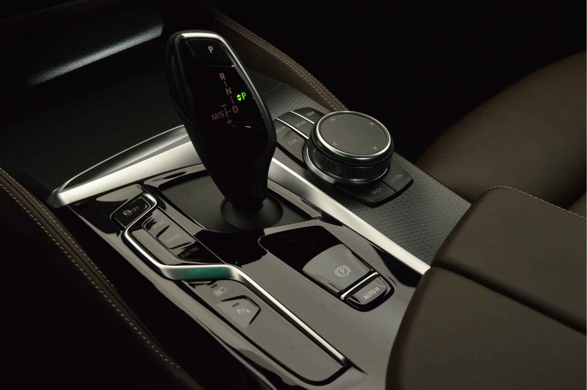 BMW 5 Serie 530e High Executive M Sport Automaat / Trekhaak / Active Cruise Control / Head-Up / Parking Assistant / Comfort Access / Comfortstoelen - 17/24