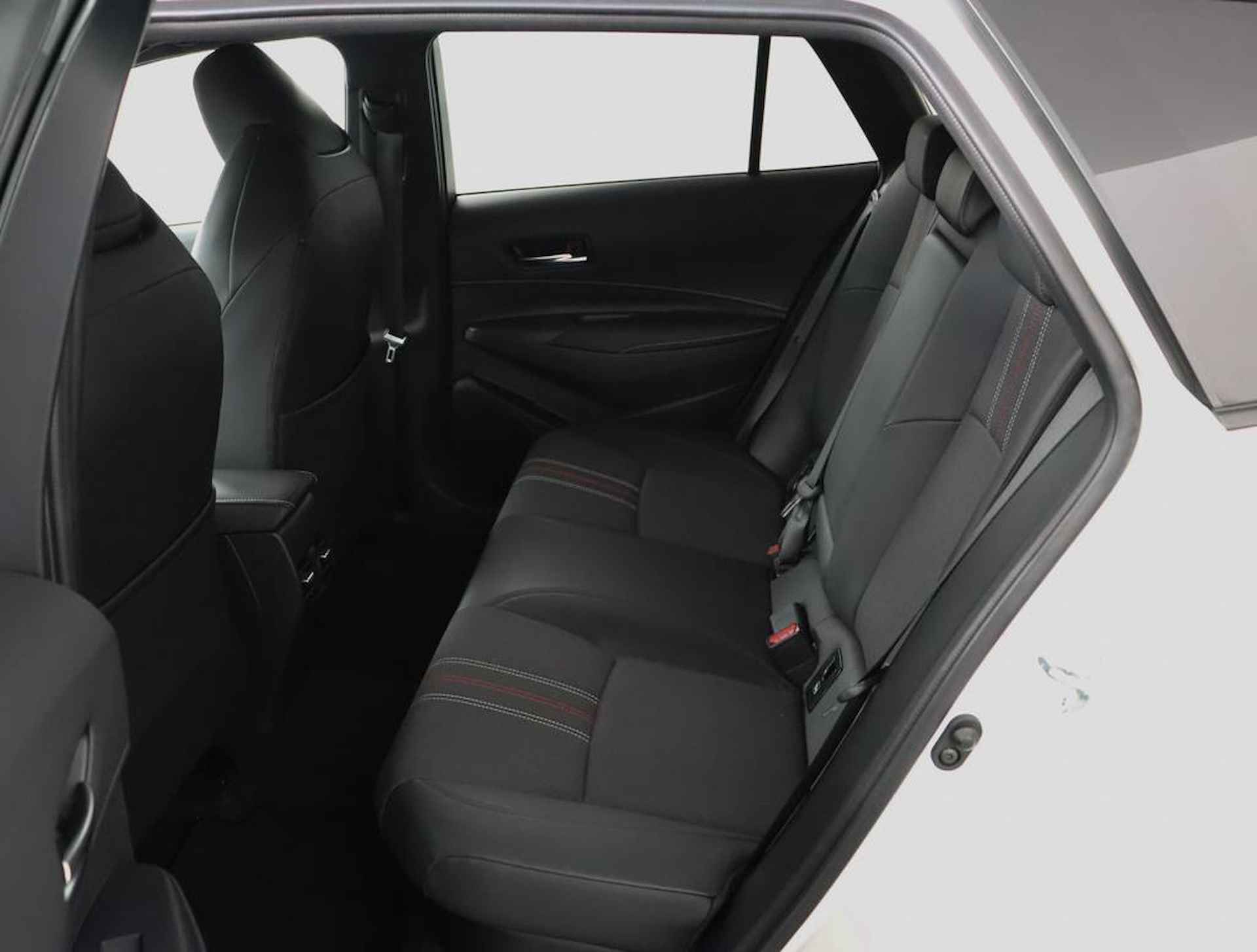 Toyota Corolla Touring Sports 2.0 Hybrid GR-Sport | Parkeer sensoren | Trekhaak | All-Season banden | Apple carplay & Android auto | - 18/56
