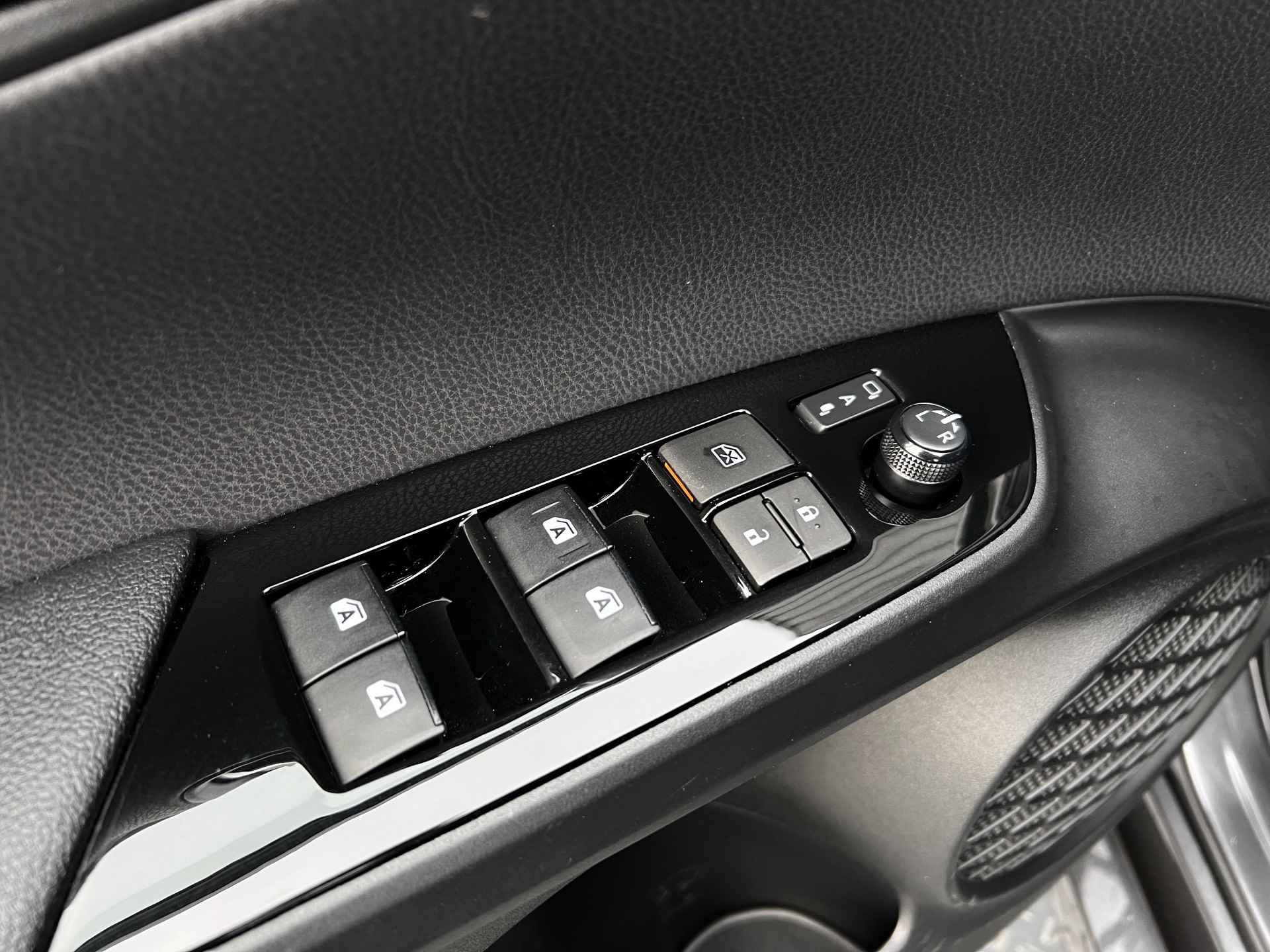Toyota Prius 1.8 Plug-in Hybride Business Plus | JBL | Head Up | PDC V&A | Prijs Rijklaar!! - 28/40