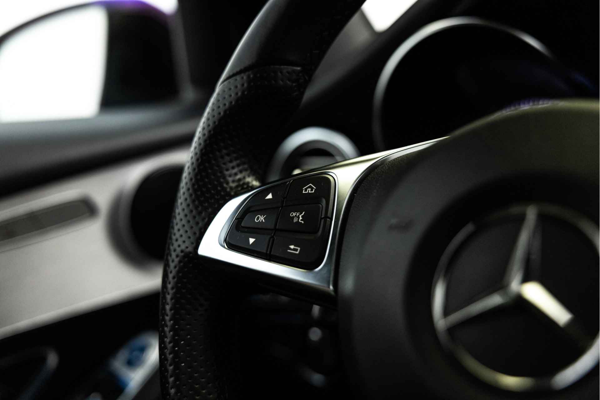 Mercedes-Benz GLC Coupé 250 4MATIC Premium | AMG | Schuifdak | 20" | 360 Camera | Keyless Go - 29/45