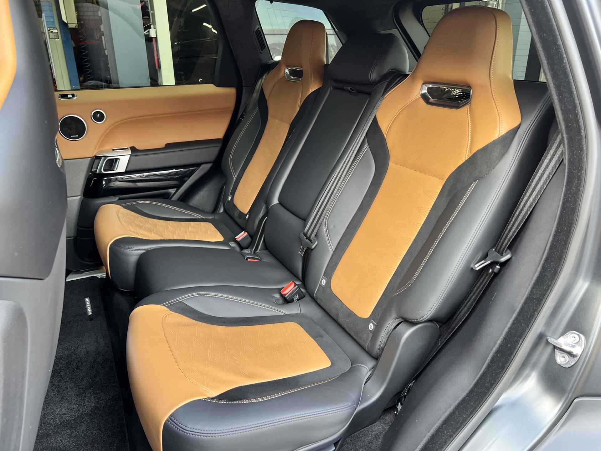 Land Rover Range Rover Sport SVR 575 PK GRIJS KENTEKEN / HUD / 360 Camera / Carbon / Drive Pro Pack / SVO Matt Zwart / Meridian / Stoelventilatie / Luxe Cognac Leder / (MET GARANTIE*) - 18/61