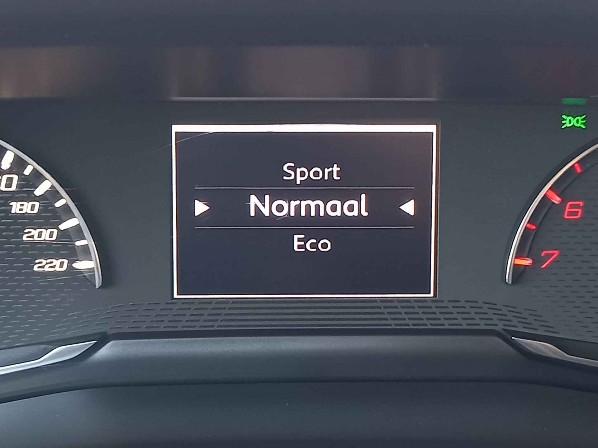 Peugeot 2008 1.2 PureTech Allure Automaat, camera & sensoren + Apple Carplay/Android Auto - 39/44