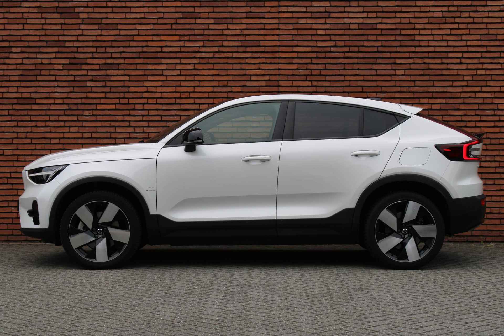 Volvo C40 Single Motor Plus 69 kWh | Verwarmbare Voorstoelen | Getint Glas Achter | Panoramadak | Sportstuur | Navigatiesystem | Apple Carplay/Android Auto | Achteruitrijcamera | Rijstrooksensor Met Correctie | Adaptieve Cruise Control | Dodehoekdetectie Met Correctie | Verwarmbaar Stuurwiel | Electronic Climate Control | Keyless Entry | LED Koplampen - 7/19