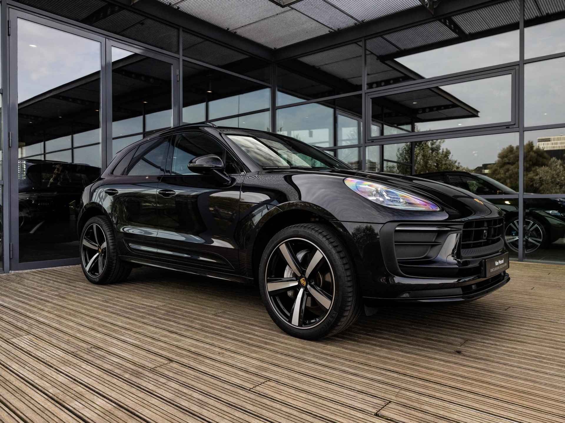 Porsche Macan 2.0 | SPORTDESIGN | SPORTCHRONO | PANORAMA/SCHUIF-KANTELDAK | SPORTEINDPIJPEN ZWART | 21 INCH EXCLUSIVE DESIGN | PDLS + | KEYLESS | 14-WEG STOELEN | ADAPTIVE CRUISE CONTROL | NL AUTO | TREKHAAK | - 4/57