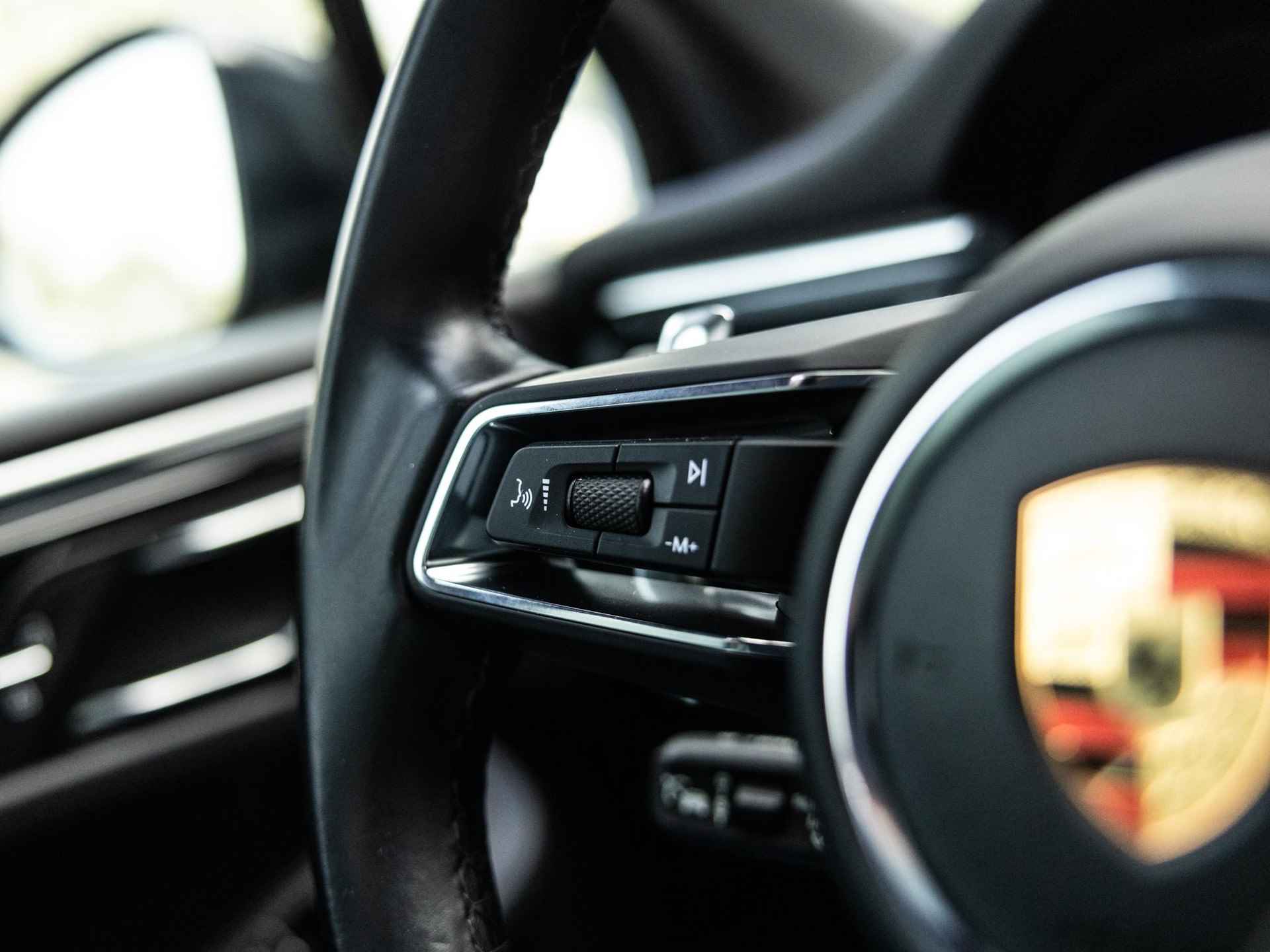 Porsche Macan 2.0 | SPORTDESIGN | SPORTCHRONO | PANORAMA/SCHUIF-KANTELDAK | SPORTEINDPIJPEN ZWART | 21 INCH EXCLUSIVE DESIGN | PDLS + | KEYLESS | 14-WEG STOELEN | ADAPTIVE CRUISE CONTROL | NL AUTO | TREKHAAK | - 40/57