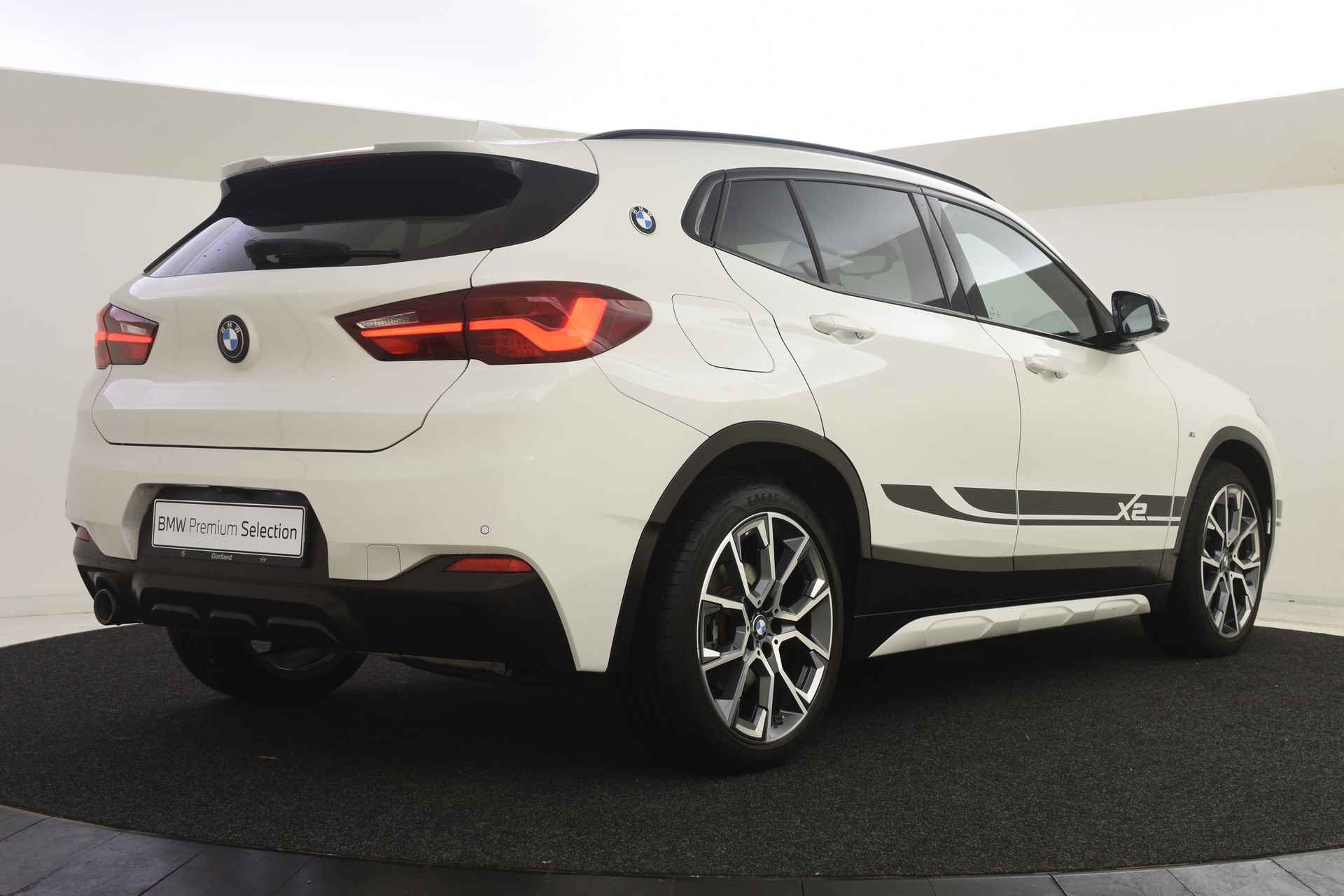 BMW X2 xDrive25e High Executive M Mesh Automaat / Panoramadak / Achteruitrijcamera / M Sportstoelen / Active Cruise Control / LED / Head-Up / Park Assistant - 3/51