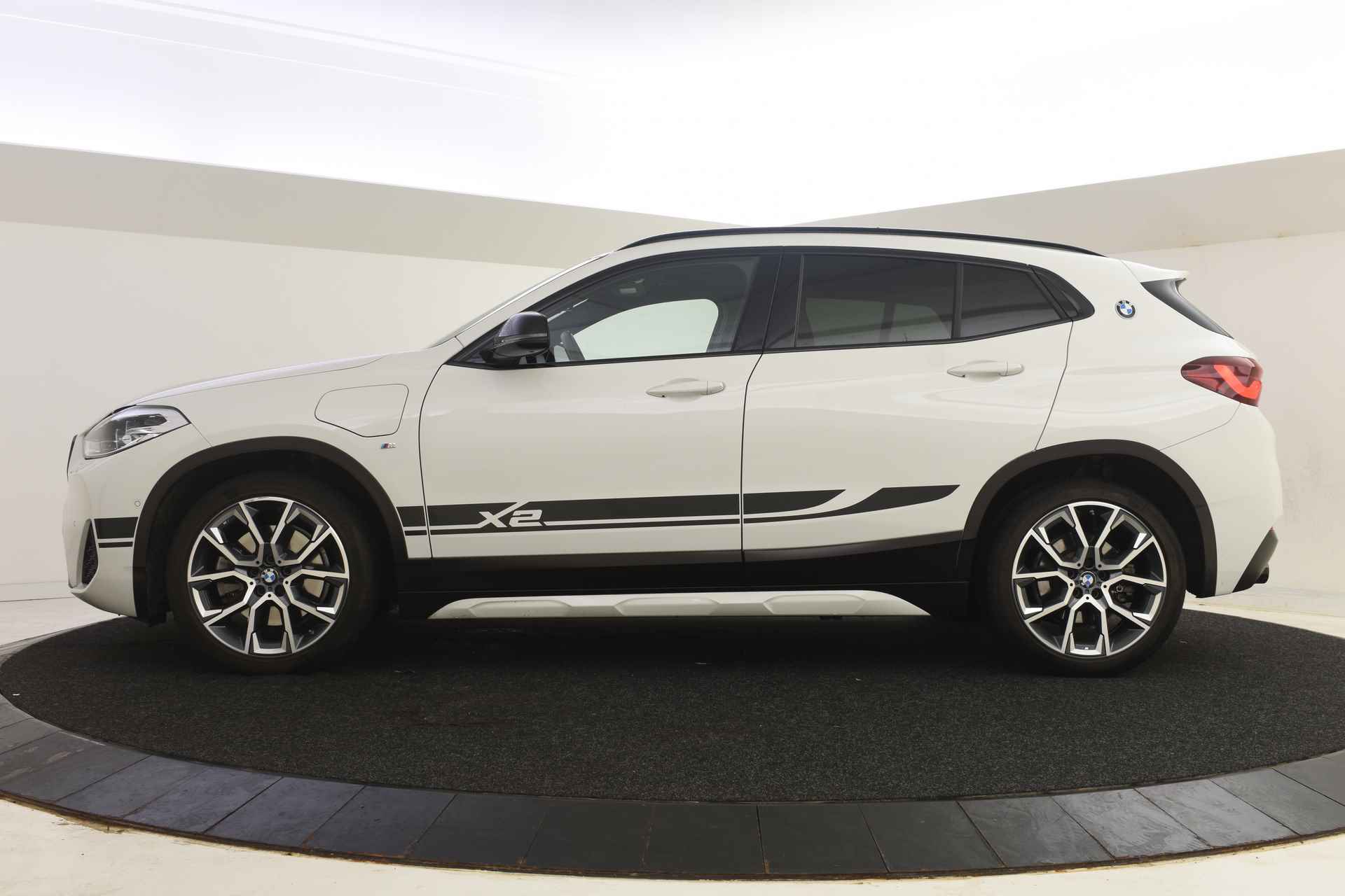 BMW X2 xDrive25e High Executive M Mesh Automaat / Panoramadak / Achteruitrijcamera / M Sportstoelen / Active Cruise Control / LED / Head-Up / Park Assistant - 4/51