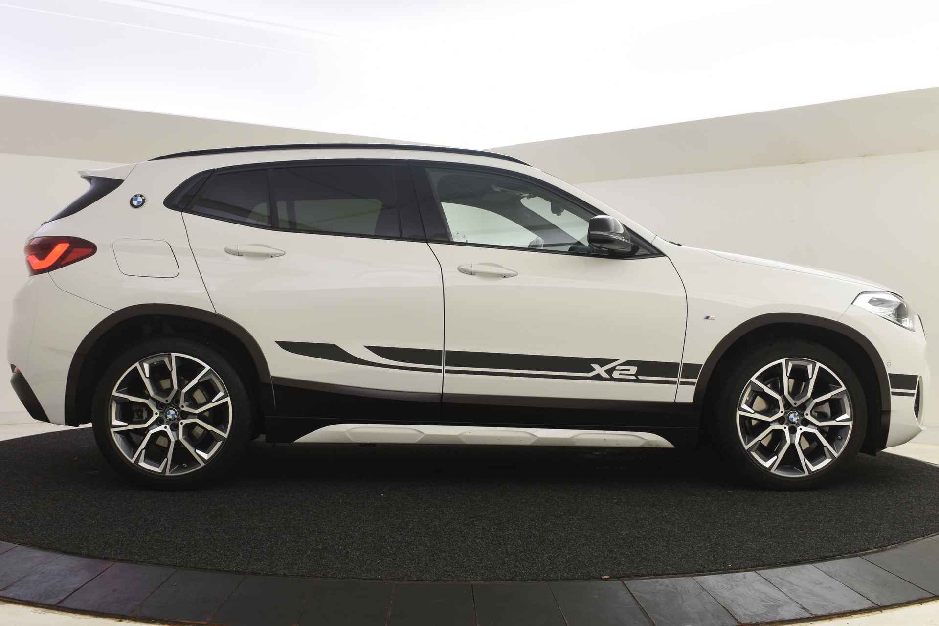 BMW X2 xDrive25e High Executive M Mesh Automaat / Panoramadak / Achteruitrijcamera / M Sportstoelen / Active Cruise Control / LED / Head-Up / Park Assistant - 12/51