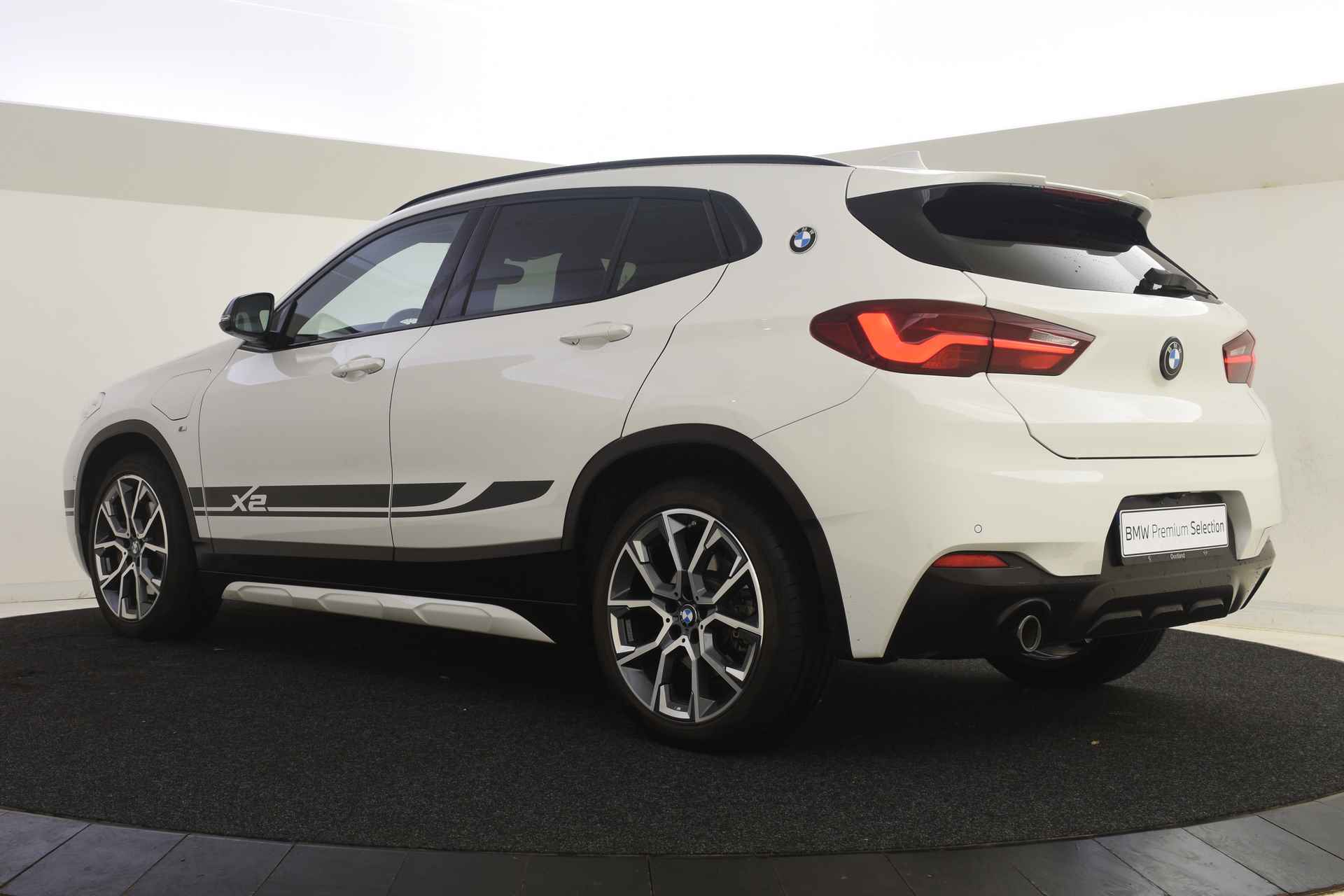 BMW X2 xDrive25e High Executive M Mesh Automaat / Panoramadak / Achteruitrijcamera / M Sportstoelen / Active Cruise Control / LED / Head-Up / Park Assistant - 13/51