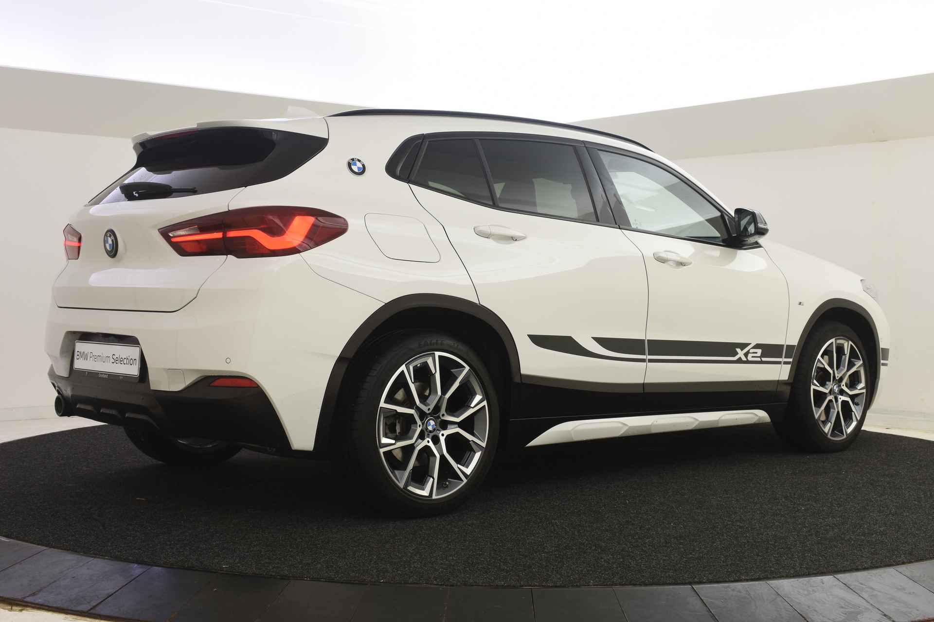 BMW X2 xDrive25e High Executive M Mesh Automaat / Panoramadak / Achteruitrijcamera / M Sportstoelen / Active Cruise Control / LED / Head-Up / Park Assistant - 14/51