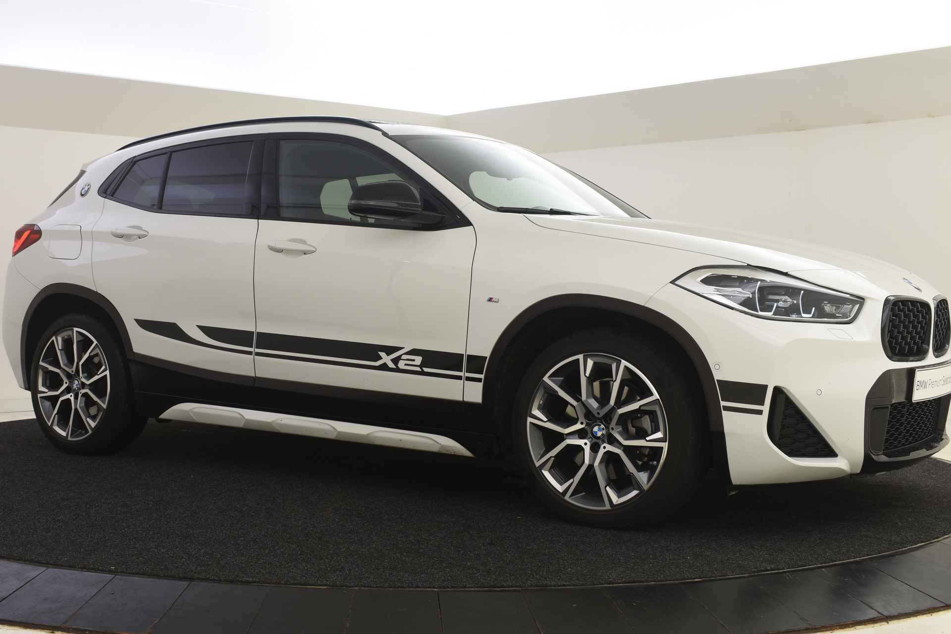 BMW X2 xDrive25e High Executive M Mesh Automaat / Panoramadak / Achteruitrijcamera / M Sportstoelen / Active Cruise Control / LED / Head-Up / Park Assistant - 23/51