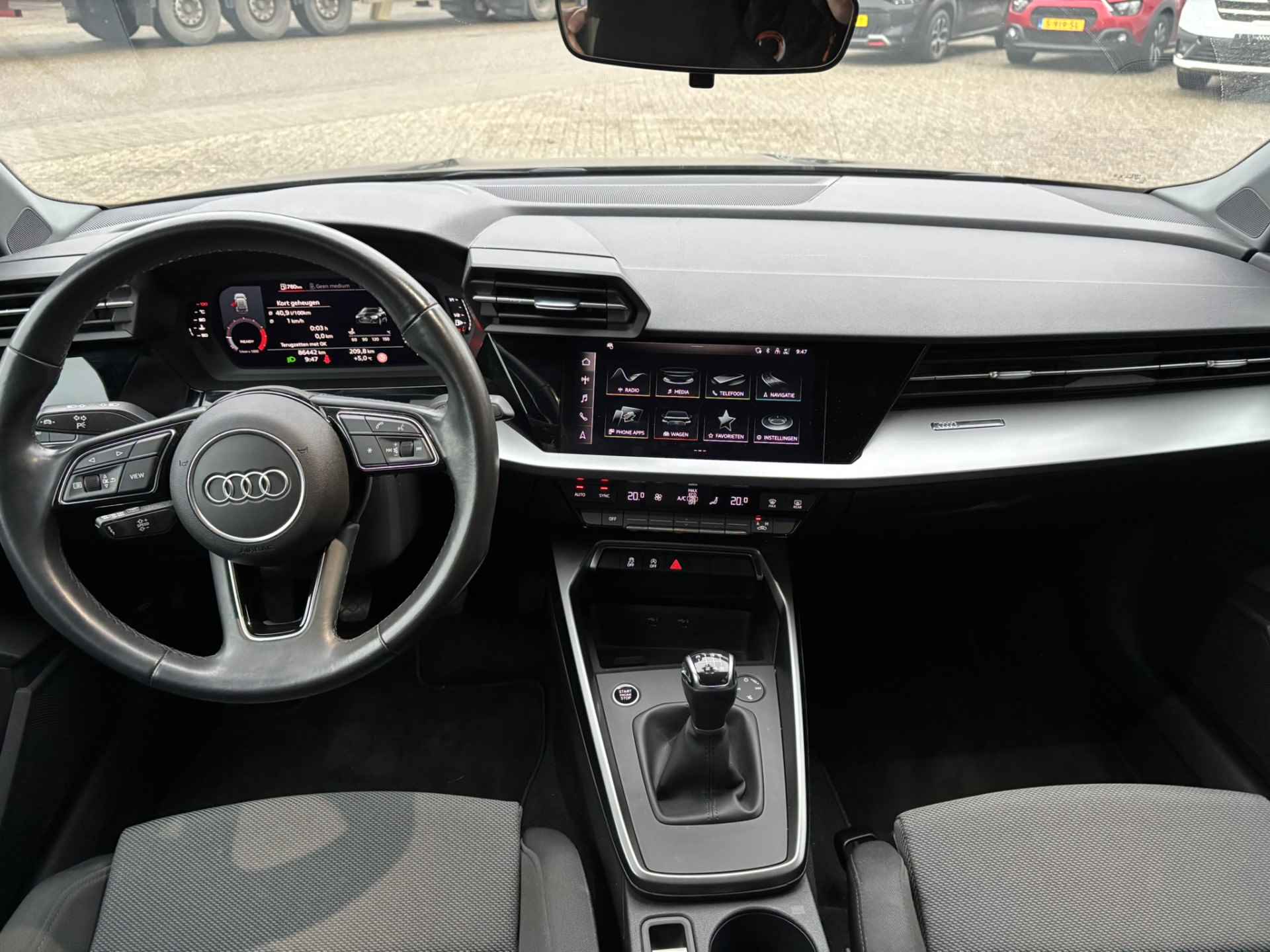 Audi A3 Sportback 30 TFSI Business edition / Navi / Digitale Cockpit / Afneembare Trekhaak / Apple Carplay/Android Auto / - 3/38