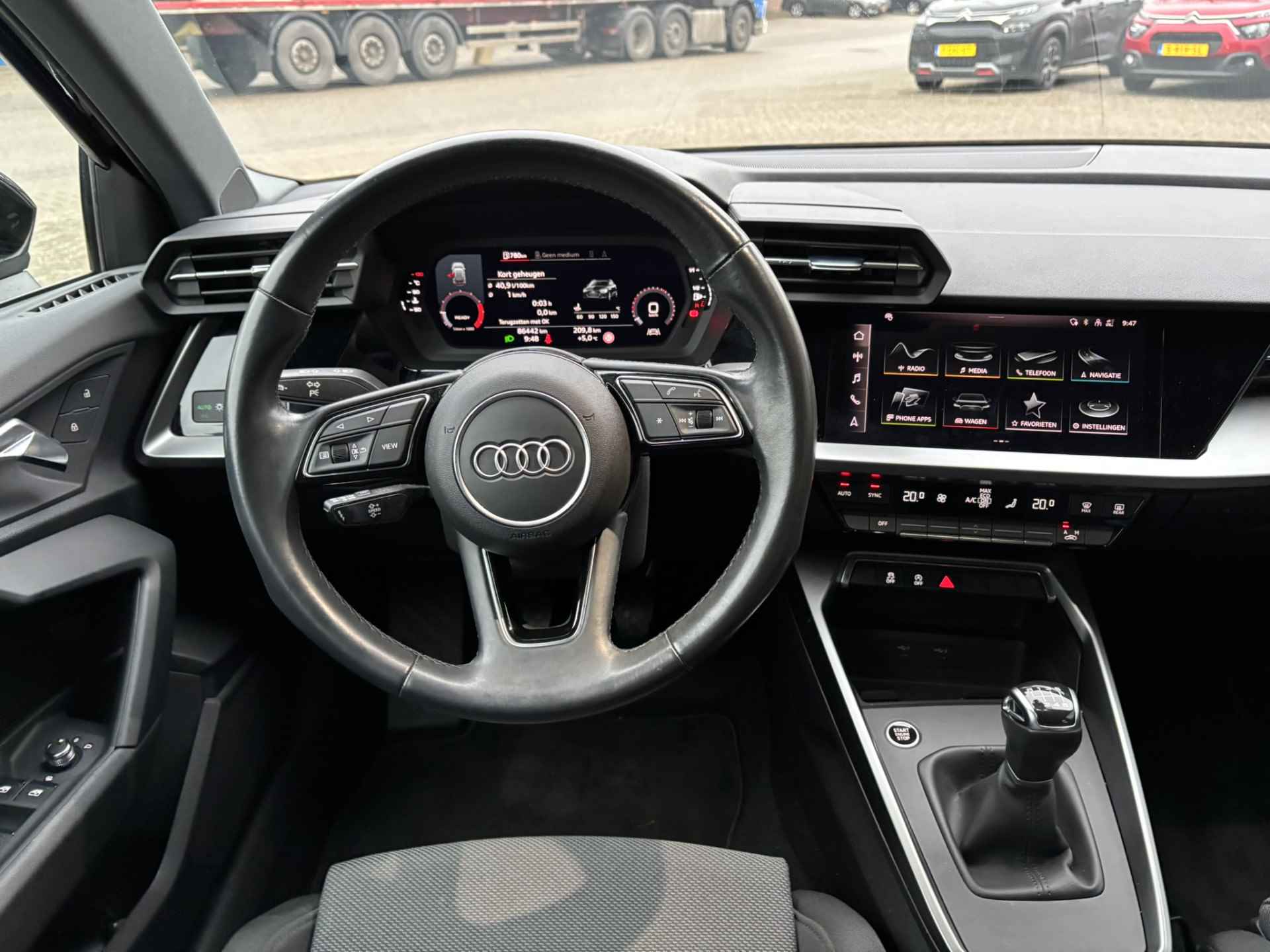 Audi A3 Sportback 30 TFSI Business edition / Navi / Digitale Cockpit / Afneembare Trekhaak / Apple Carplay/Android Auto / - 7/38