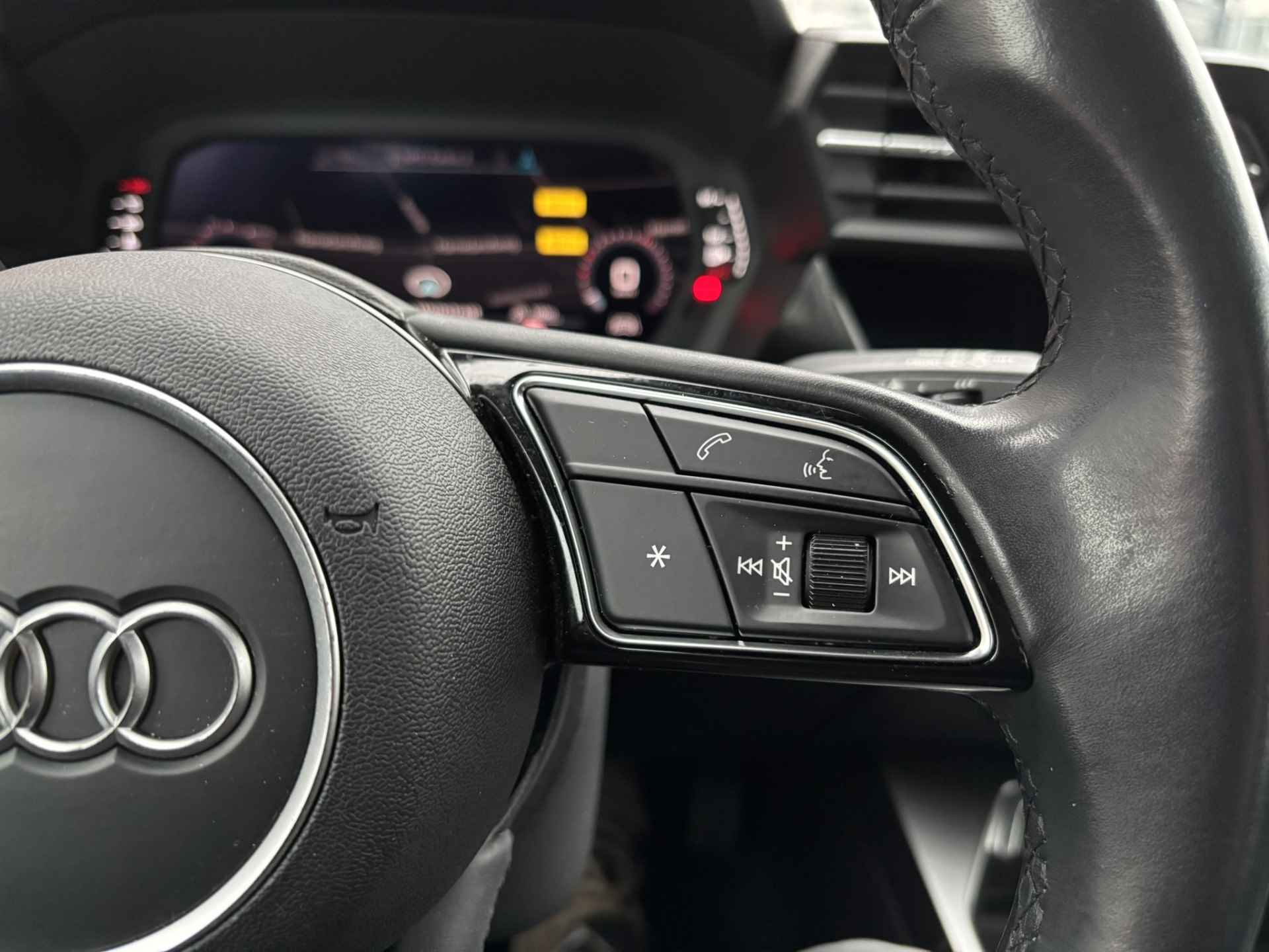 Audi A3 Sportback 30 TFSI Business edition / Navi / Digitale Cockpit / Afneembare Trekhaak / Apple Carplay/Android Auto / - 20/38