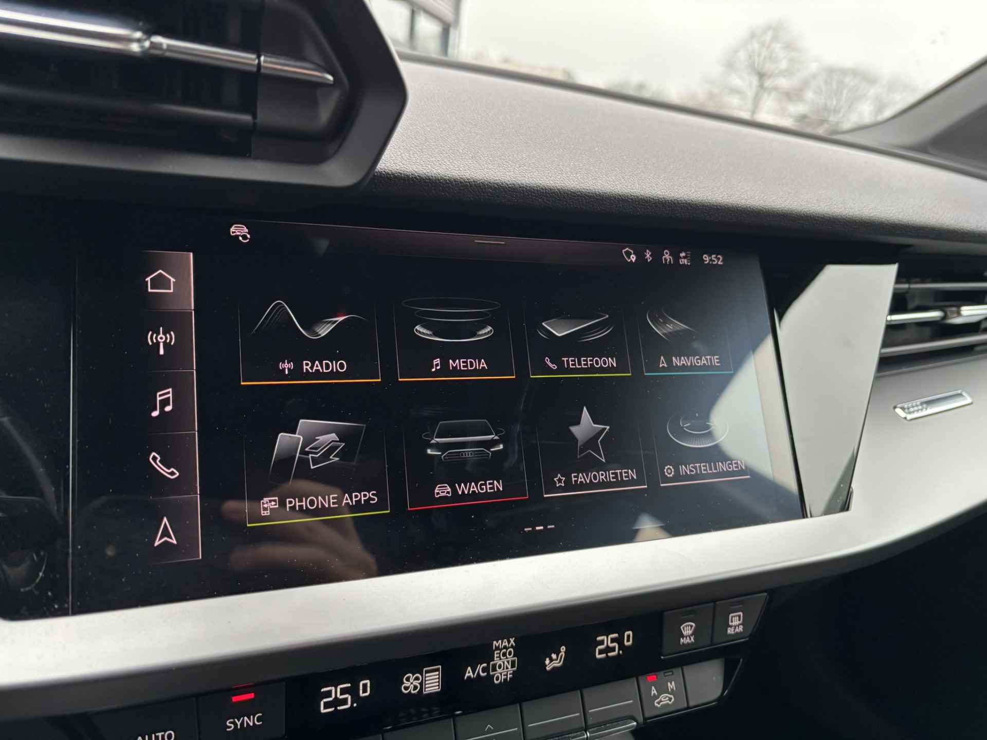 Audi A3 Sportback 30 TFSI Business edition / Navi / Digitale Cockpit / Afneembare Trekhaak / Apple Carplay/Android Auto / - 27/38