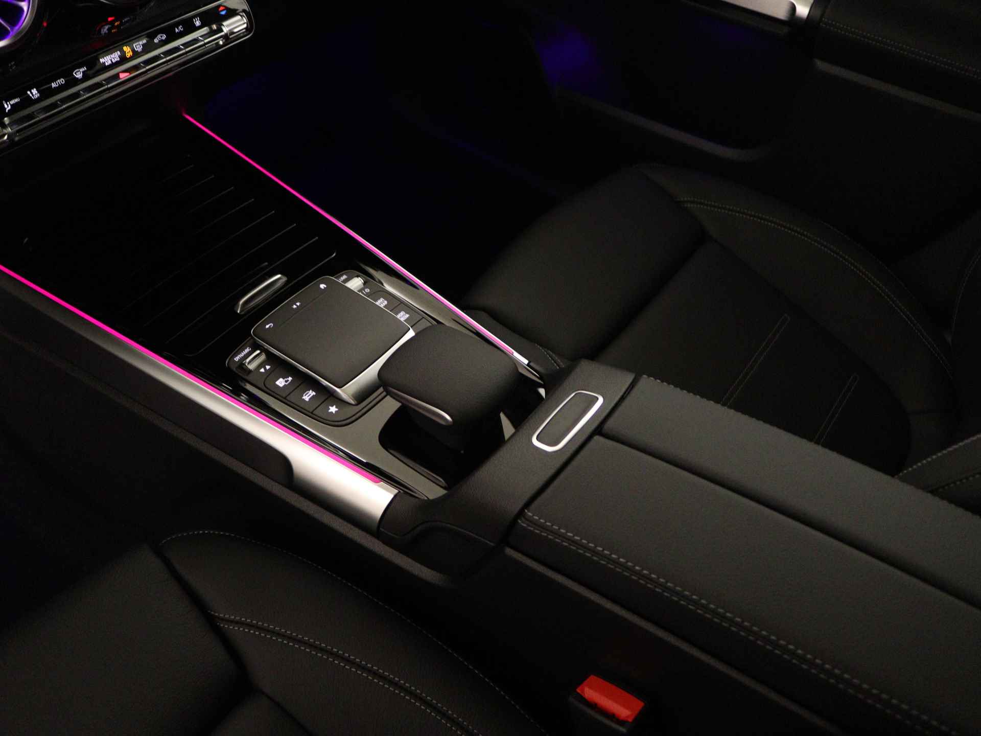 Mercedes-Benz EQB 300 4MATIC AMG Line 7p. 67 kWh | Panoramaschuifdak | Nightpakket | Premium pakket | Sfeerverlichting | | KEYLESS-GO comfort pakket | Stoelverwarming vooraan | MBUX augmented reality voor navigatie | beschikbaar 08/2024 - 10/40