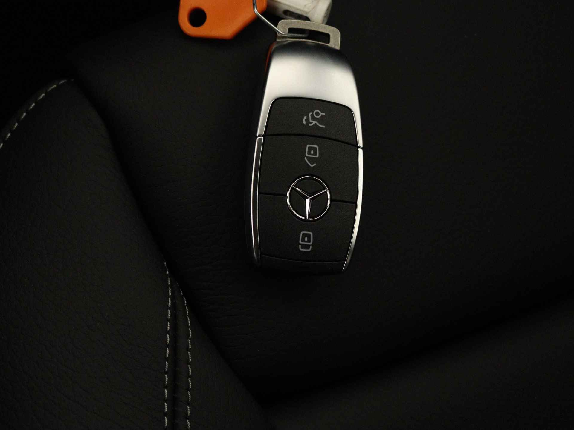 Mercedes-Benz EQB 300 4MATIC AMG Line 7p. 67 kWh | Panoramaschuifdak | Nightpakket | Premium pakket | Sfeerverlichting | | KEYLESS-GO comfort pakket | Stoelverwarming vooraan | MBUX augmented reality voor navigatie | beschikbaar 08/2024 - 11/40