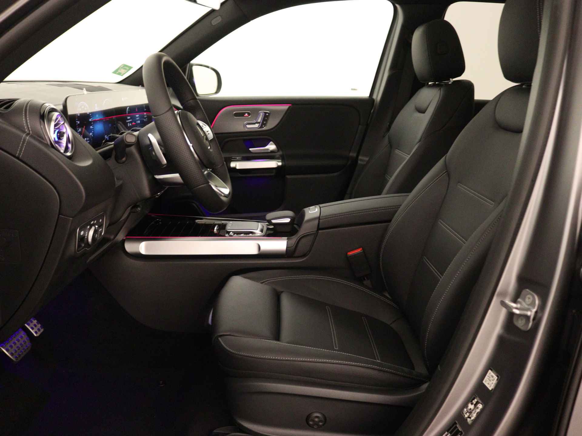 Mercedes-Benz EQB 300 4MATIC AMG Line 7p. 67 kWh | Panoramaschuifdak | Nightpakket | Premium pakket | Sfeerverlichting | | KEYLESS-GO comfort pakket | Stoelverwarming vooraan | MBUX augmented reality voor navigatie | beschikbaar 08/2024 - 15/40