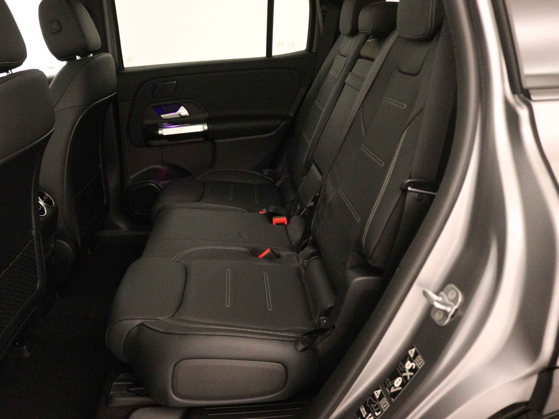 Mercedes-Benz EQB 300 4MATIC AMG Line 7p. 67 kWh | Panoramaschuifdak | Nightpakket | Premium pakket | Sfeerverlichting | | KEYLESS-GO comfort pakket | Stoelverwarming vooraan | MBUX augmented reality voor navigatie | beschikbaar 08/2024 - 17/40