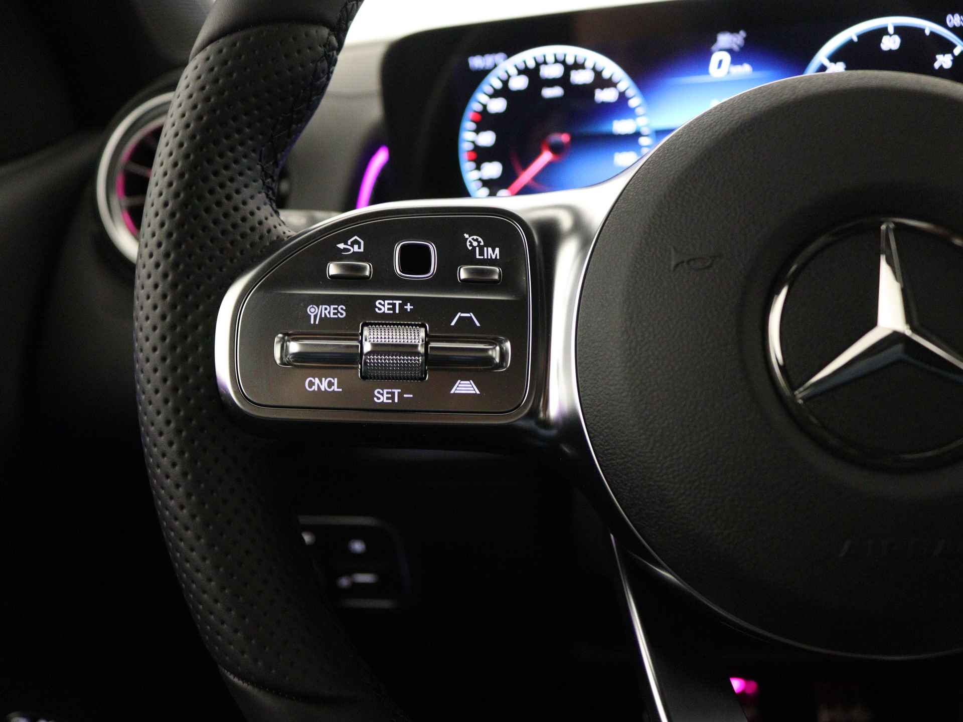 Mercedes-Benz EQB 300 4MATIC AMG Line 7p. 67 kWh | Panoramaschuifdak | Nightpakket | Premium pakket | Sfeerverlichting | | KEYLESS-GO comfort pakket | Stoelverwarming vooraan | MBUX augmented reality voor navigatie | beschikbaar 08/2024 - 19/40
