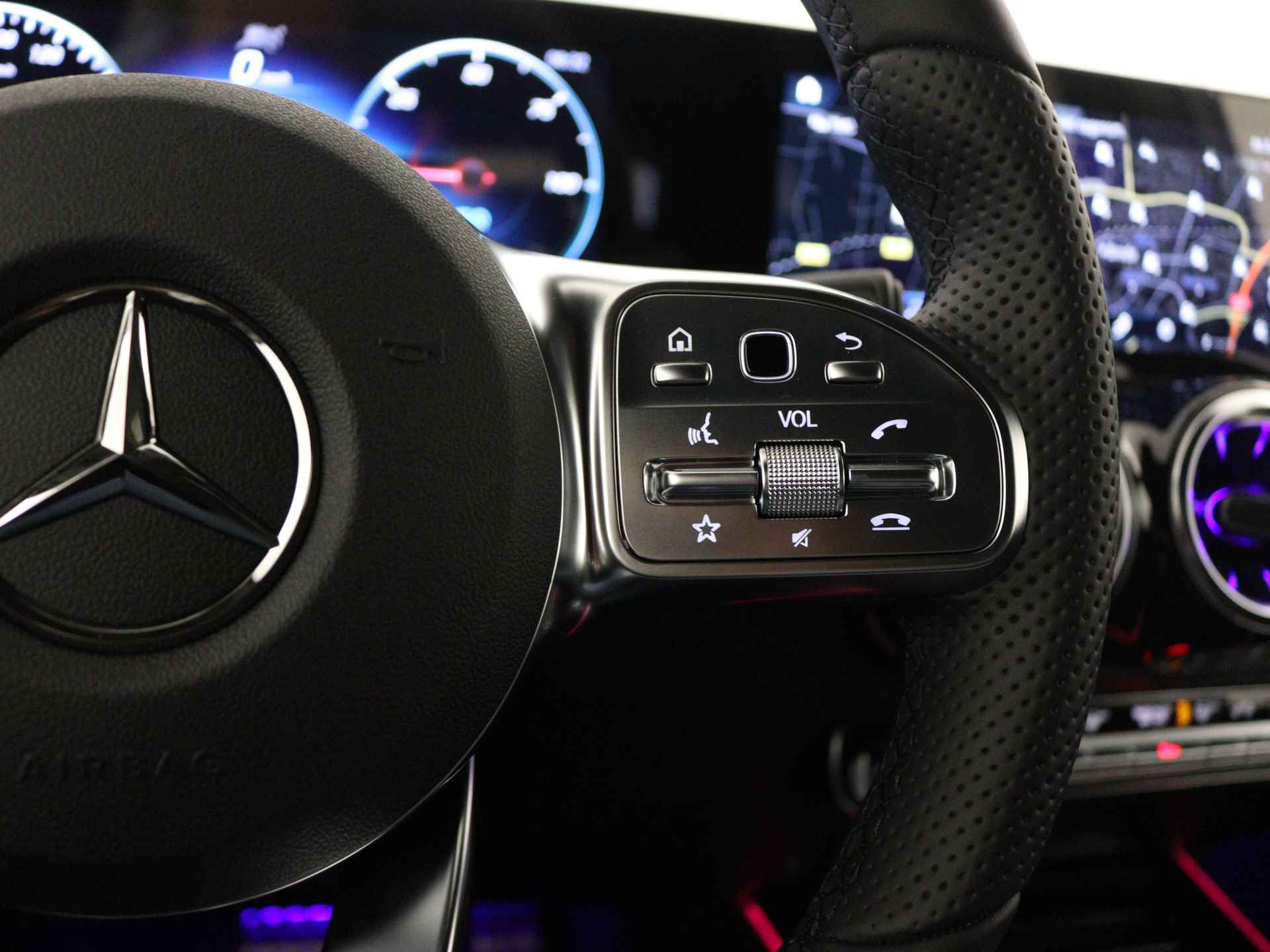 Mercedes-Benz EQB 300 4MATIC AMG Line 7p. 67 kWh | Panoramaschuifdak | Nightpakket | Premium pakket | Sfeerverlichting | | KEYLESS-GO comfort pakket | Stoelverwarming vooraan | MBUX augmented reality voor navigatie | beschikbaar 08/2024 - 20/40