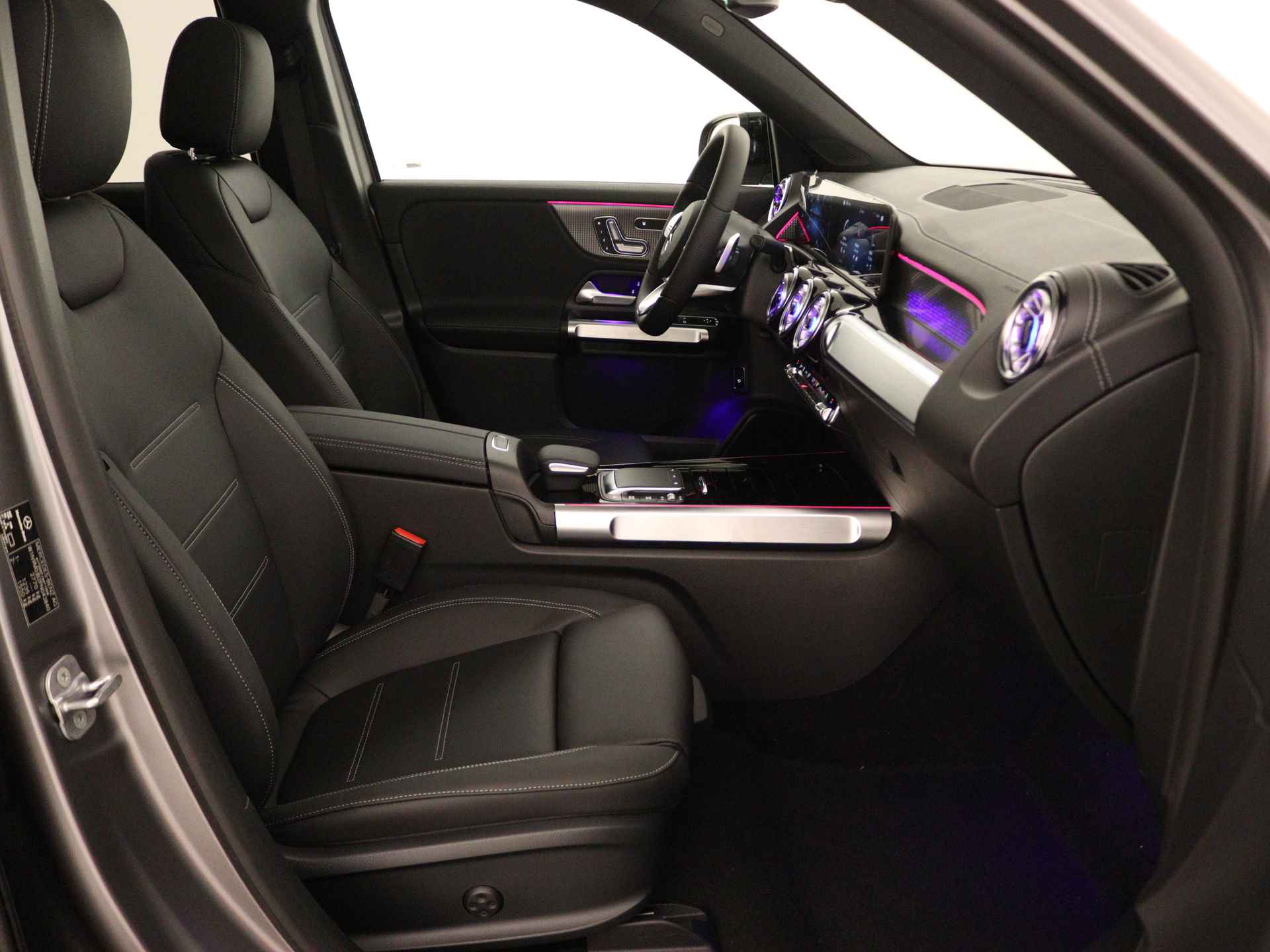 Mercedes-Benz EQB 300 4MATIC AMG Line 7p. 67 kWh | Panoramaschuifdak | Nightpakket | Premium pakket | Sfeerverlichting | | KEYLESS-GO comfort pakket | Stoelverwarming vooraan | MBUX augmented reality voor navigatie | beschikbaar 08/2024 - 26/40