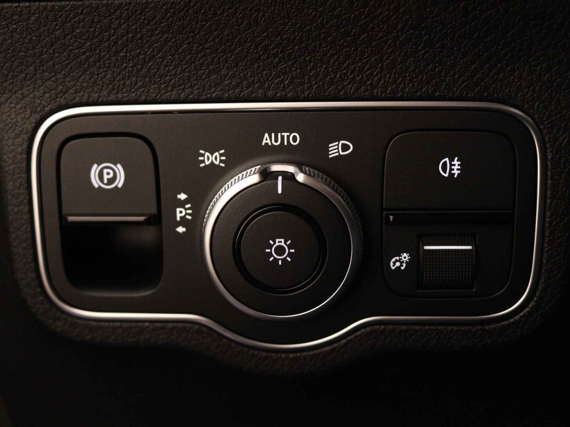 Mercedes-Benz EQB 300 4MATIC AMG Line 7p. 67 kWh | Panoramaschuifdak | Nightpakket | Premium pakket | Sfeerverlichting | | KEYLESS-GO comfort pakket | Stoelverwarming vooraan | MBUX augmented reality voor navigatie | beschikbaar 08/2024 - 29/40