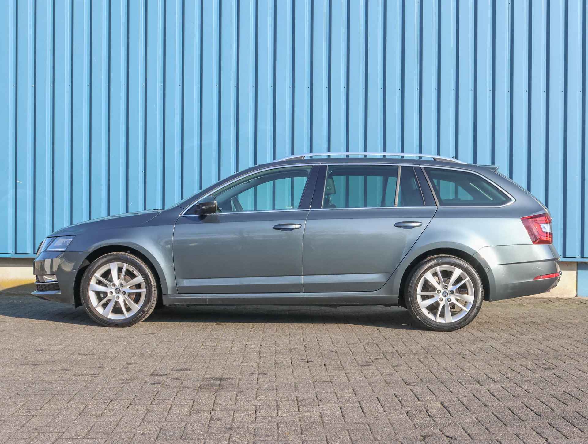 Skoda Octavia Combi 120pk TDI Style ( 1ste eigenaar | Trekhaak | AUTOMAAT | LEER | Parkeersensoren | LED ) - 3/46