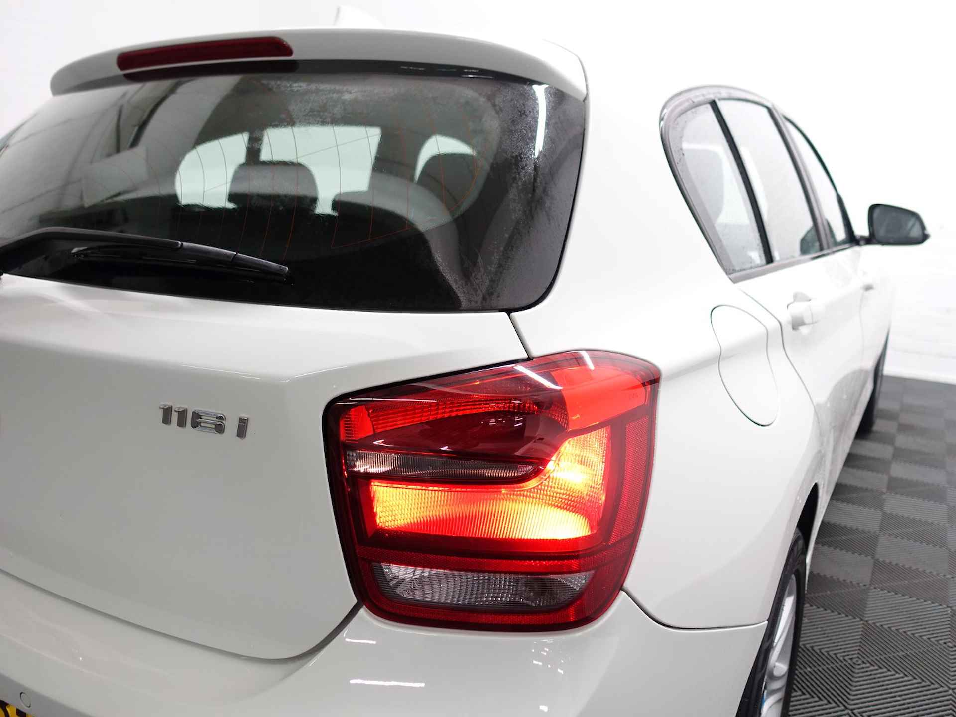 BMW 1-serie 116i High Executive- 95dkm, Dynamic Select, Keyless, Park Assist, Clima, Comfort Pakket - 24/28