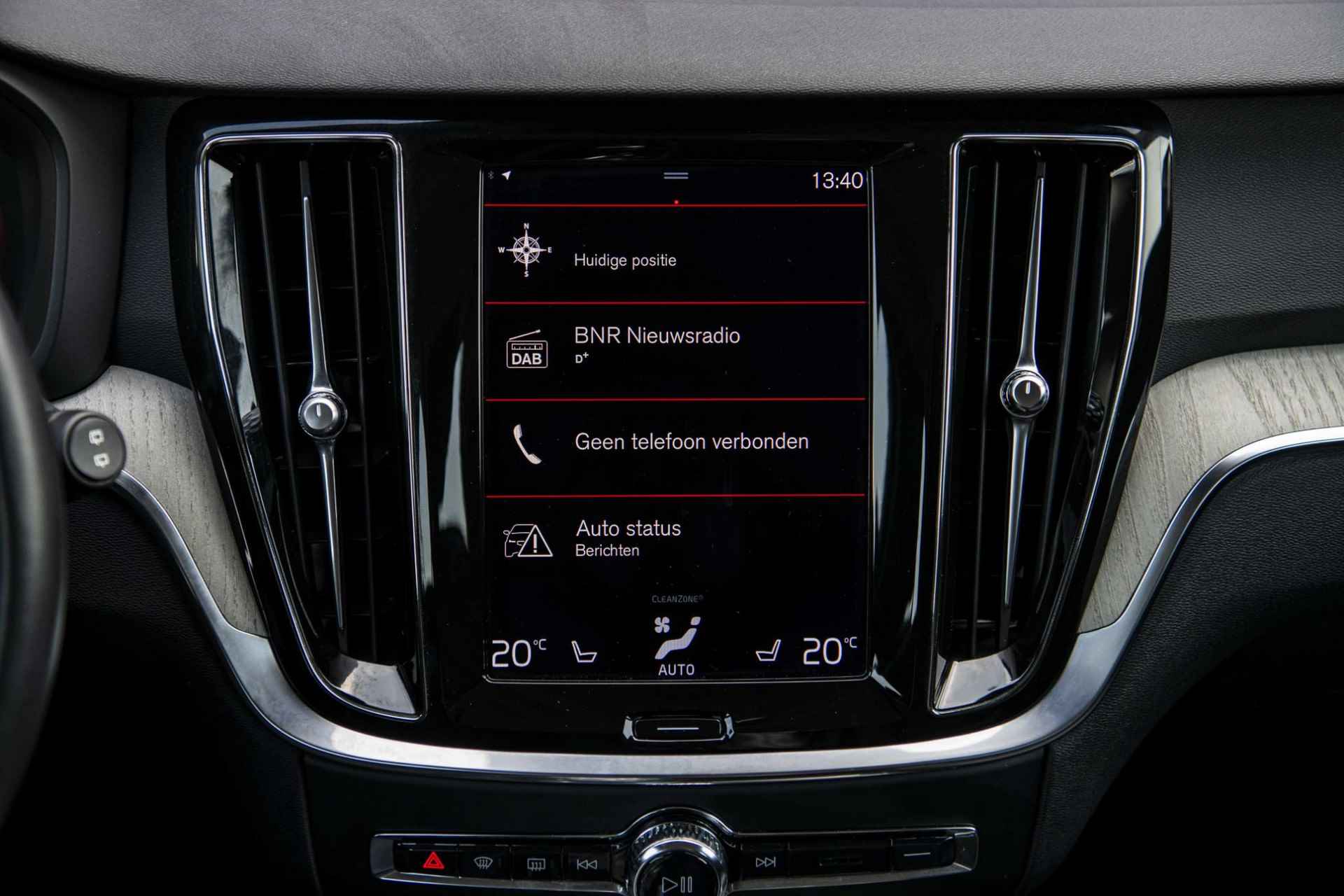 Volvo V60 T8 Recharge AWD Inscription Long Range | Trekhaak | Stoelverwarming | Carplay | Full LED | Stoel/stuurverwarming | 19" LM velgen - 16/43