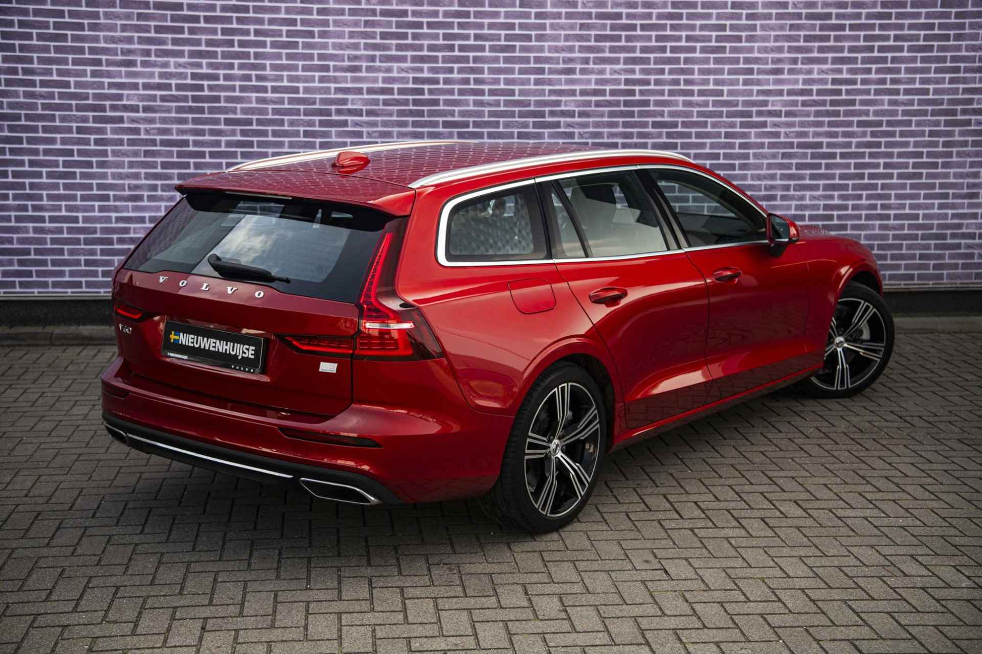 Volvo V60 T8 Recharge AWD Inscription Long Range | Trekhaak | Stoelverwarming | Carplay | Full LED | Stoel/stuurverwarming | 19" LM velgen - 20/43