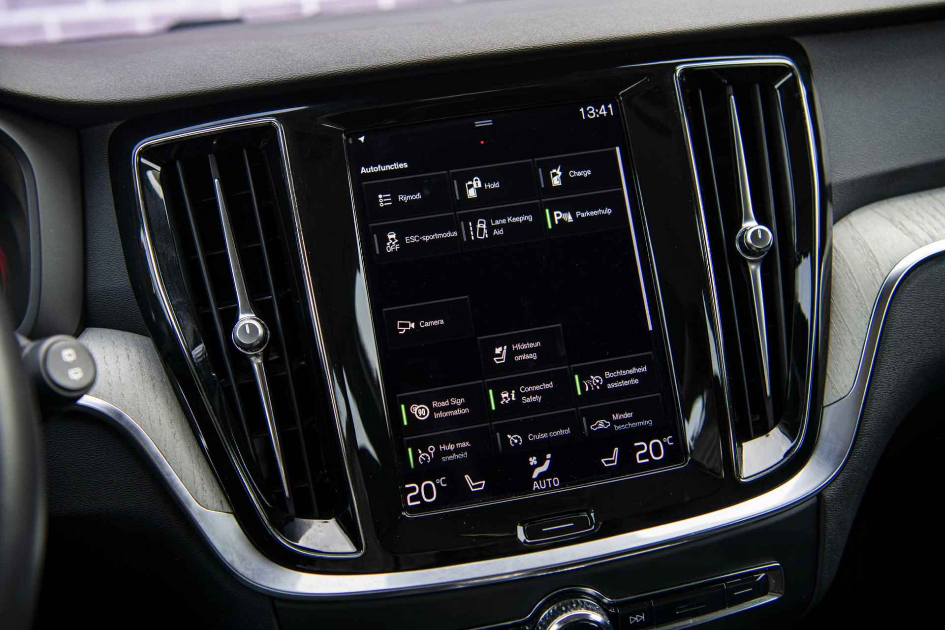 Volvo V60 T8 Recharge AWD Inscription Long Range | Trekhaak | Stoelverwarming | Carplay | Full LED | Stoel/stuurverwarming | 19" LM velgen - 22/43