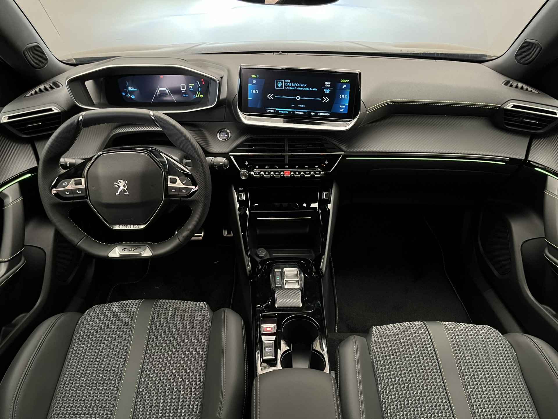 Peugeot e-2008 GT 136PK 50 kWh | Warmtepomp | Adaptieve Cruise | Stoelverwarming | Panoramadak | Parkeersensoren voor + achter + camera | Navigatie | - 4/51