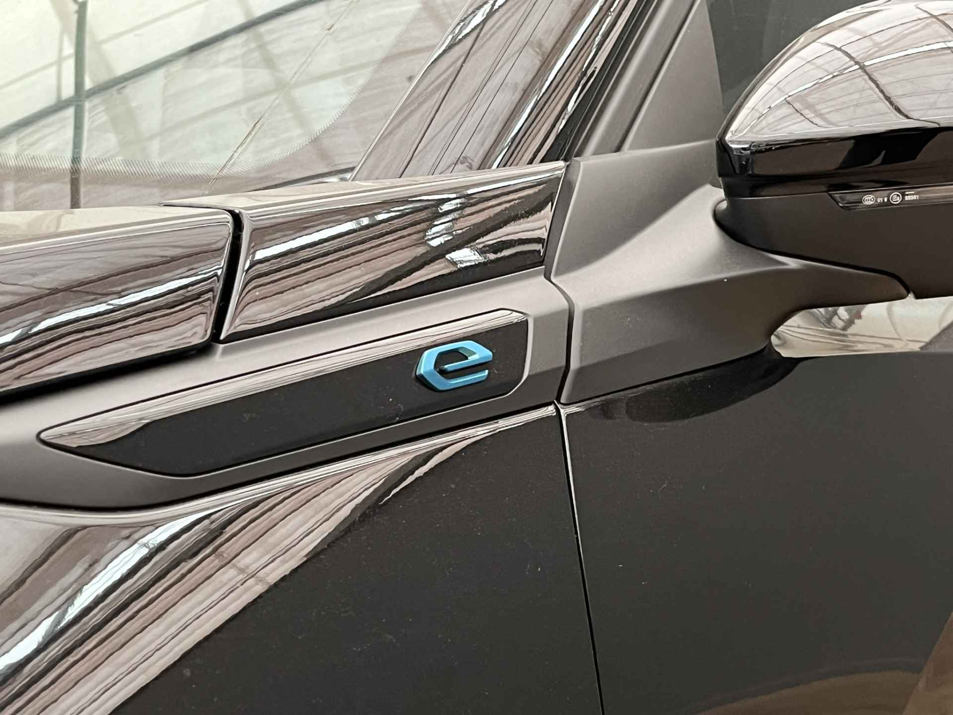 Peugeot e-2008 GT 136PK 50 kWh | Warmtepomp | Adaptieve Cruise | Stoelverwarming | Panoramadak | Parkeersensoren voor + achter + camera | Navigatie | - 6/51