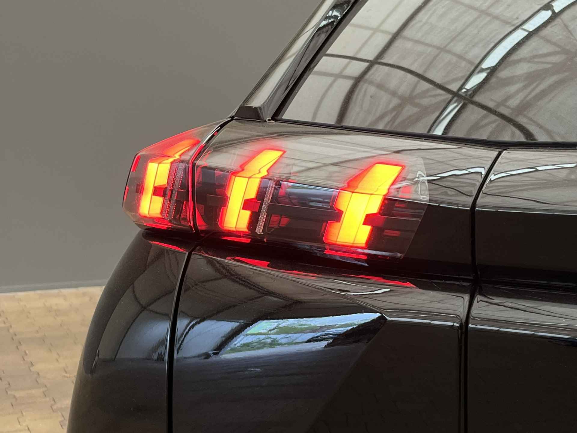 Peugeot e-2008 GT 136PK 50 kWh | Warmtepomp | Adaptieve Cruise | Stoelverwarming | Panoramadak | Parkeersensoren voor + achter + camera | Navigatie | - 15/51