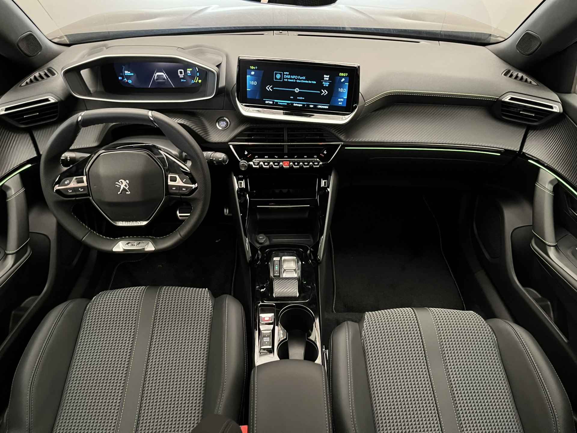 Peugeot e-2008 GT 136PK 50 kWh | Warmtepomp | Adaptieve Cruise | Stoelverwarming | Panoramadak | Parkeersensoren voor + achter + camera | Navigatie | - 21/51