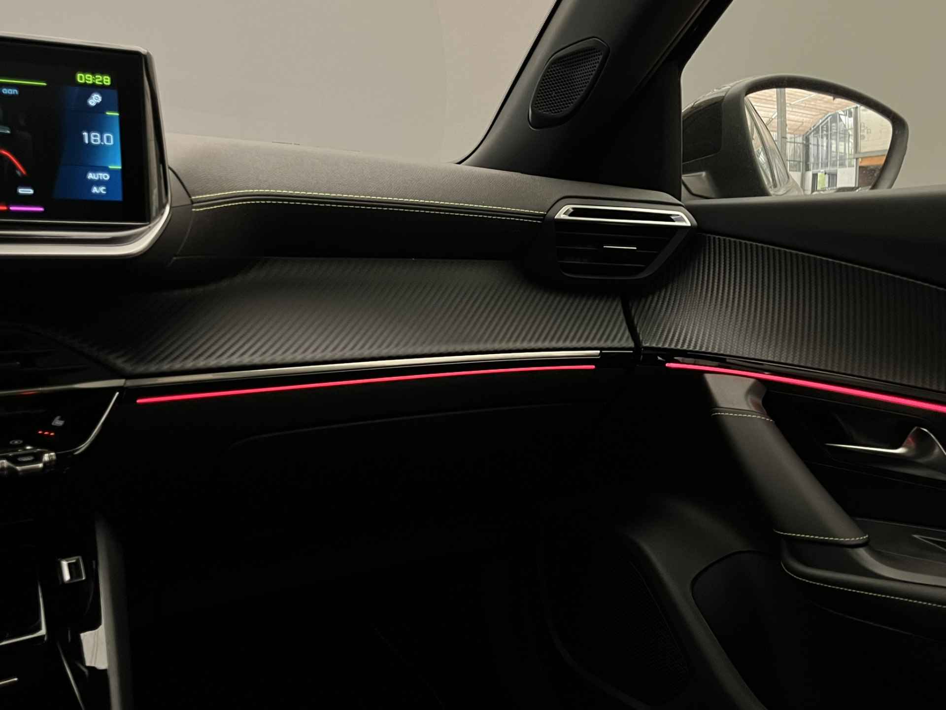 Peugeot e-2008 GT 136PK 50 kWh | Warmtepomp | Adaptieve Cruise | Stoelverwarming | Panoramadak | Parkeersensoren voor + achter + camera | Navigatie | - 23/51