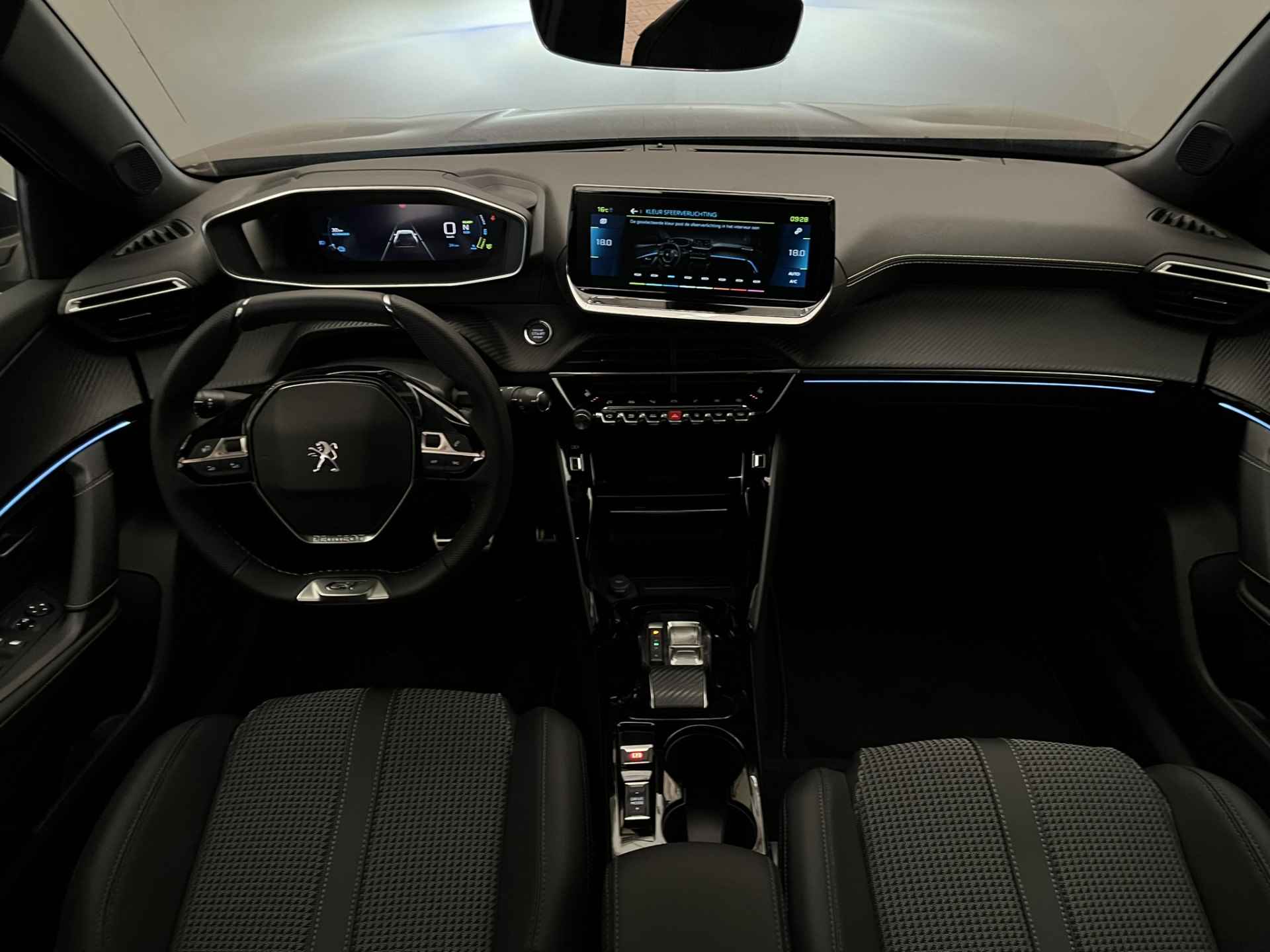 Peugeot e-2008 GT 136PK 50 kWh | Warmtepomp | Adaptieve Cruise | Stoelverwarming | Panoramadak | Parkeersensoren voor + achter + camera | Navigatie | - 25/51