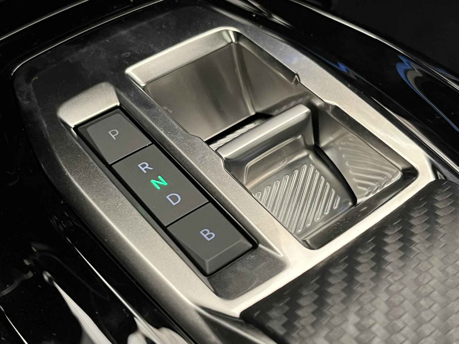 Peugeot e-2008 GT 136PK 50 kWh | Warmtepomp | Adaptieve Cruise | Stoelverwarming | Panoramadak | Parkeersensoren voor + achter + camera | Navigatie | - 40/51